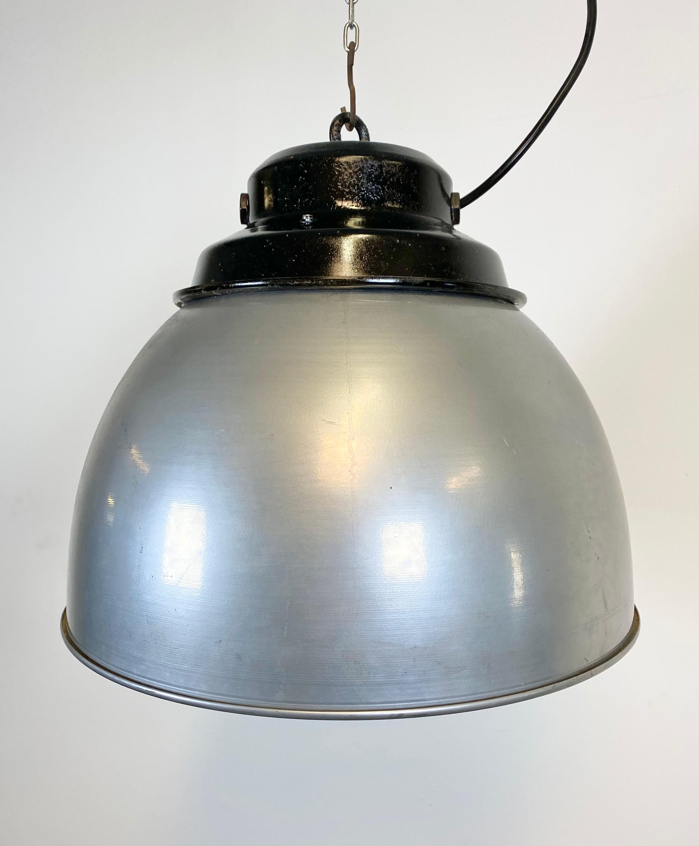 - Industrial factory pendant lamp from the 1970s.
- Black metal top
- Stainless steel silver shade
- New porcelain socket for E 27 lightbulbs
- New wire
- Weight: 3.5 Kg.
  