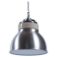 Lampade a sospensione industriali vintage recuperate da una fabbrica di ceramica