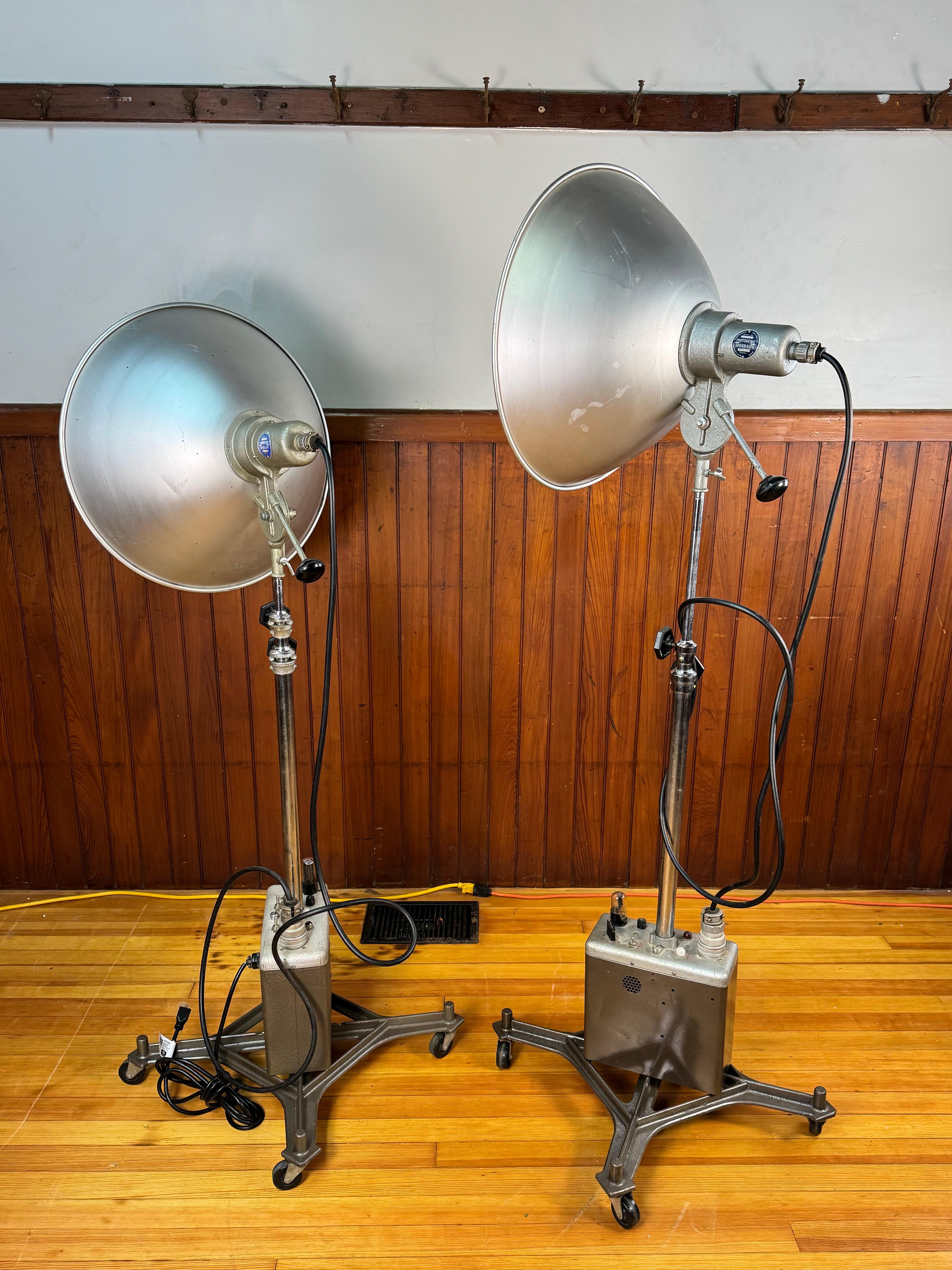 Lampade da pavimento con luci da studio della Photogenic Machine Company d'epoca - Una coppia in vendita 4