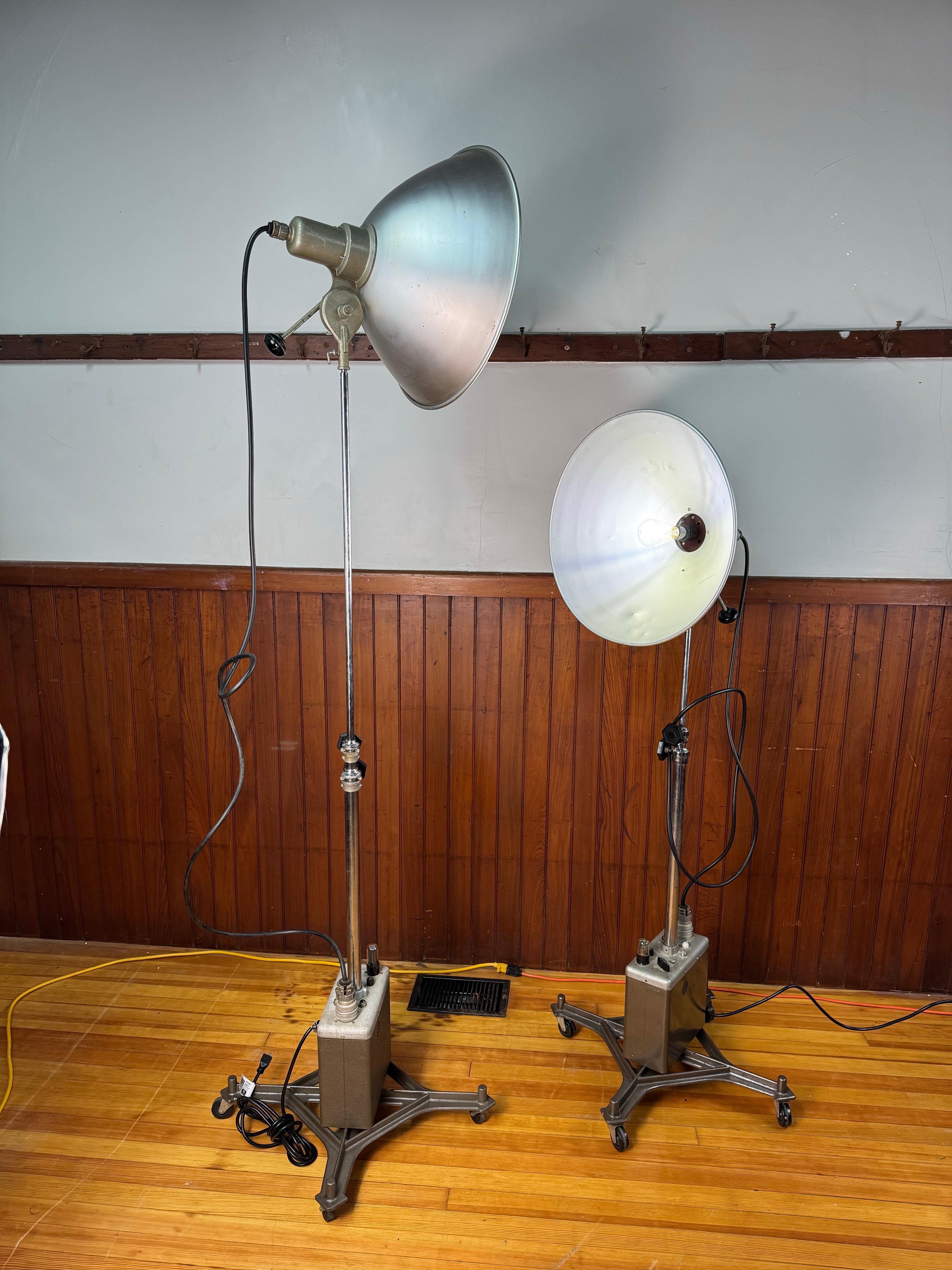 Coppia di lampade da studio industriali d'epoca - Lampade da terra**

Questa splendida coppia di luci da studio industriali vintage è stata ricablata professionalmente ed è in ottime condizioni di funzionamento. Entrambe le lampade sono regolabili