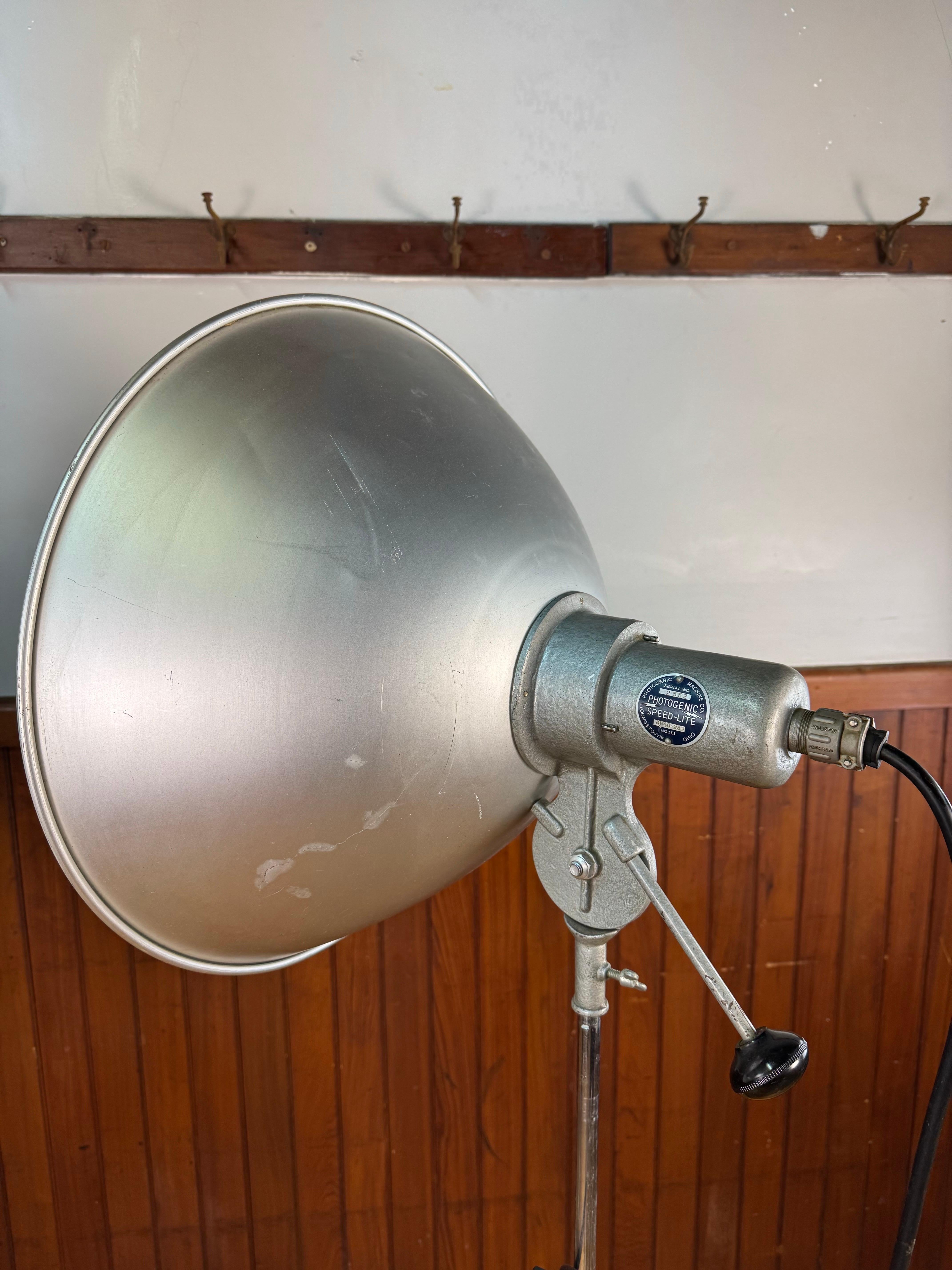 Sconosciuto Lampade da pavimento con luci da studio della Photogenic Machine Company d'epoca - Una coppia in vendita