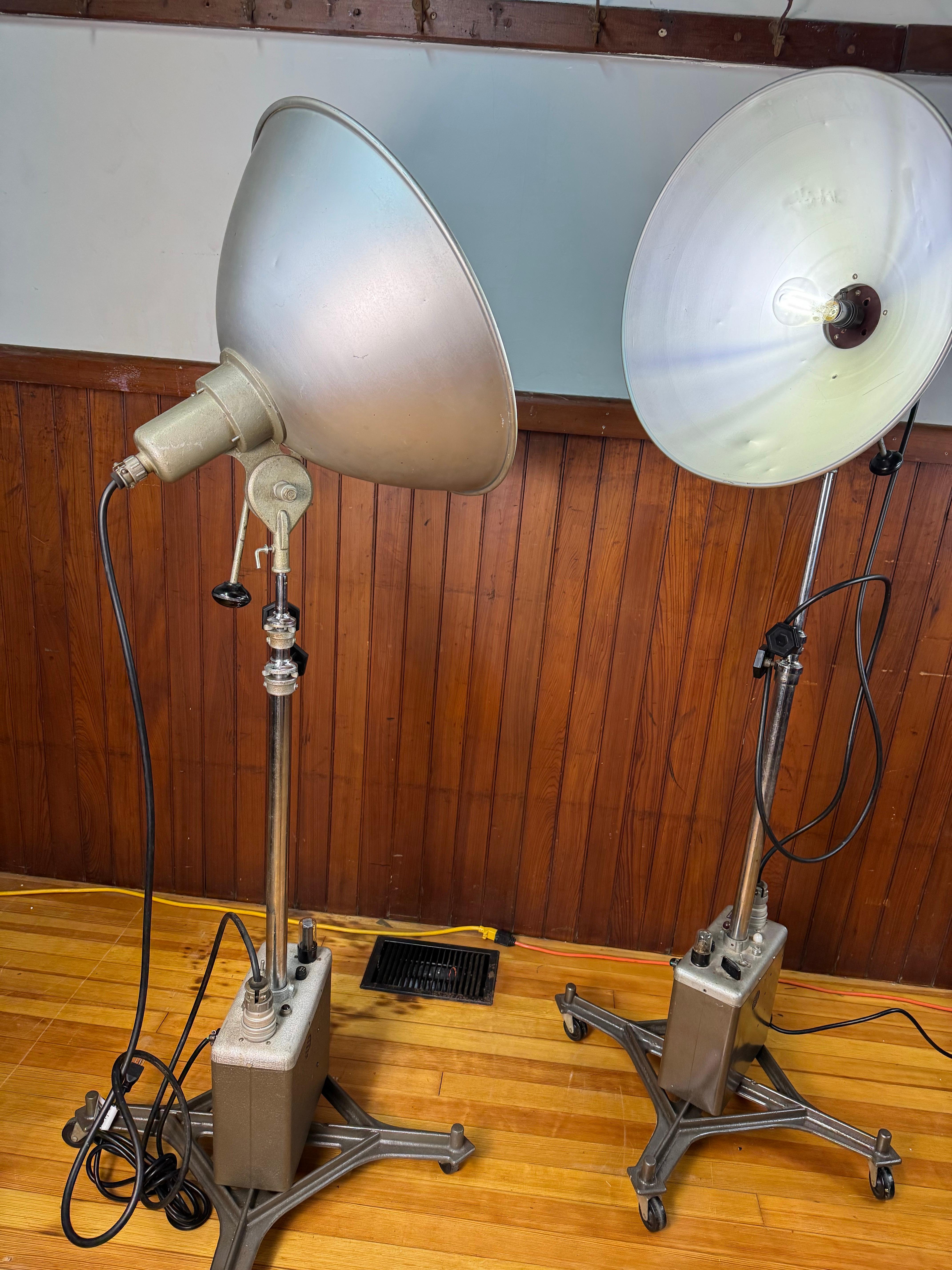 Lampade da pavimento con luci da studio della Photogenic Machine Company d'epoca - Una coppia In condizioni buone in vendita a Esperance, NY