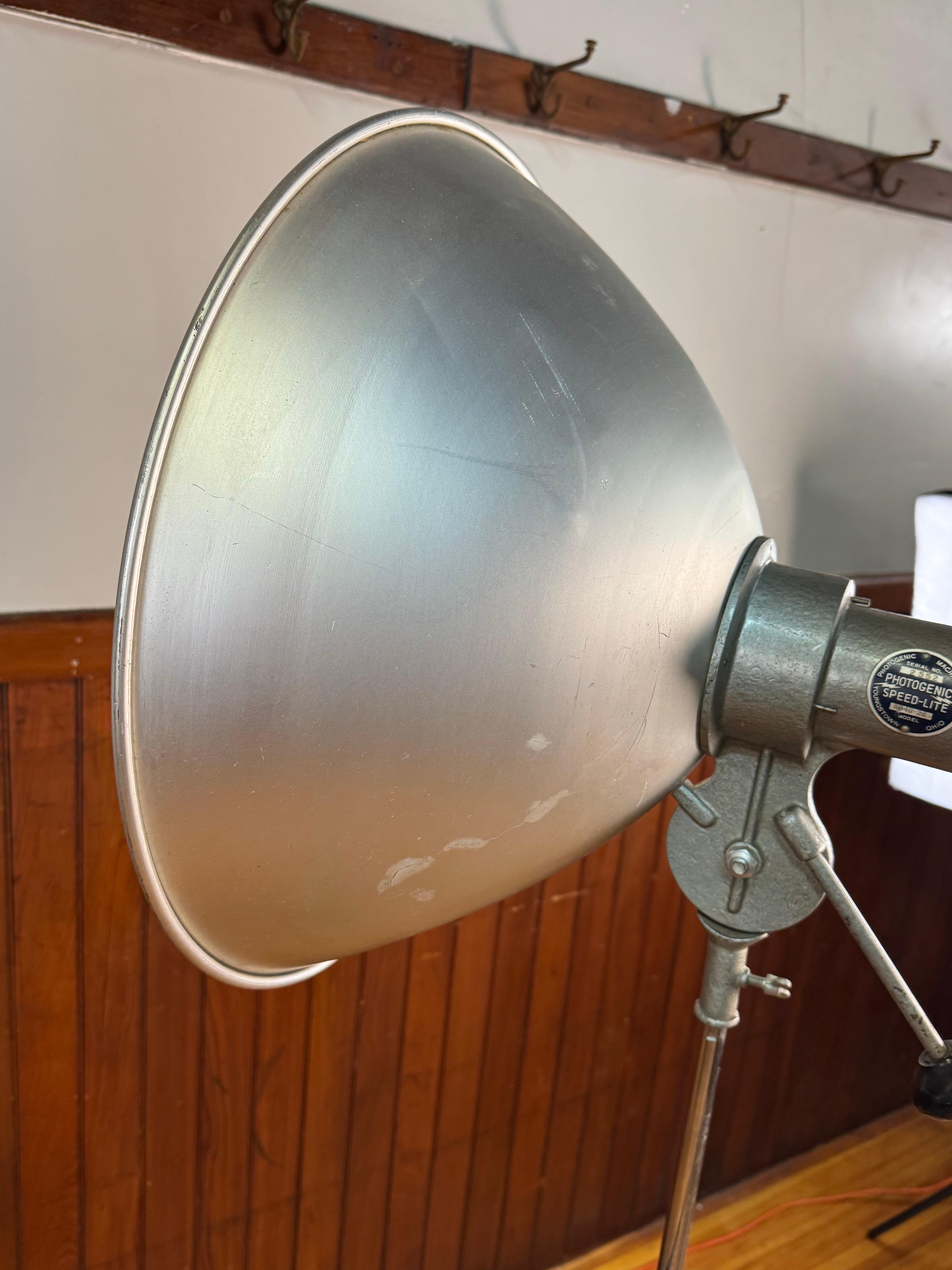 Metallo Lampade da pavimento con luci da studio della Photogenic Machine Company d'epoca - Una coppia in vendita