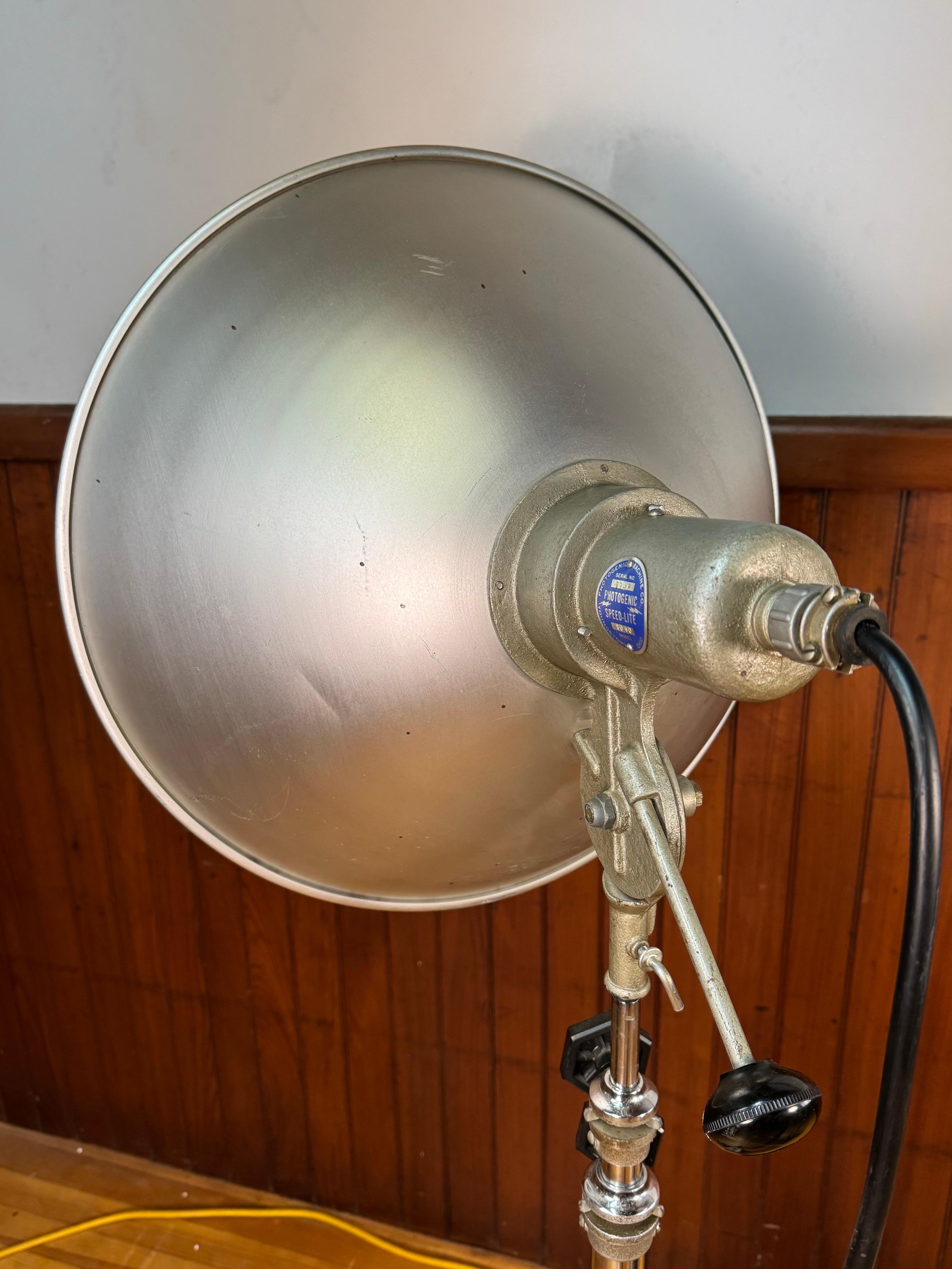 Lampade da pavimento con luci da studio della Photogenic Machine Company d'epoca - Una coppia in vendita 2