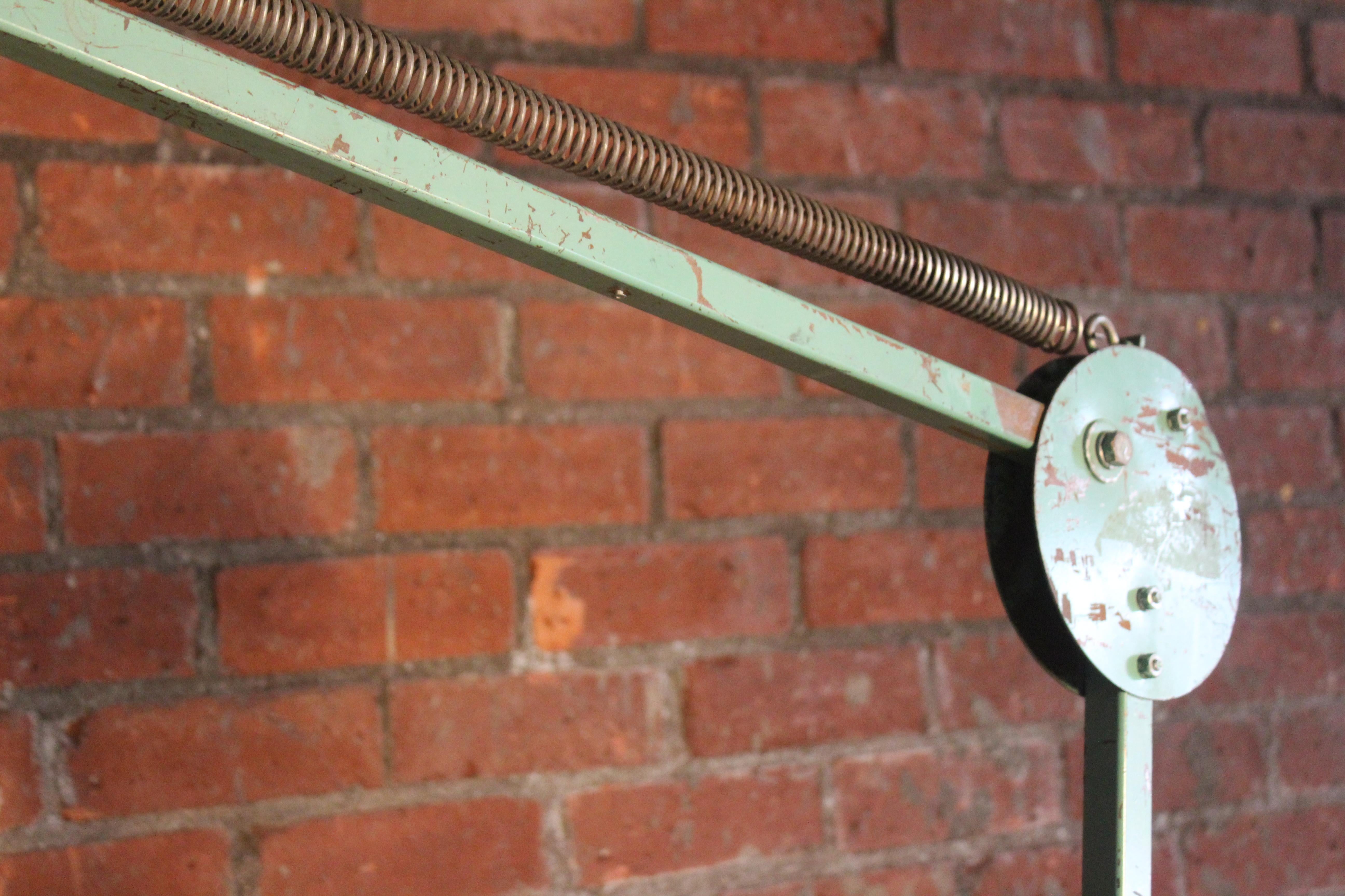 Industrielle schwenkbare Metall-Stehlampe, Vintage im Angebot 6