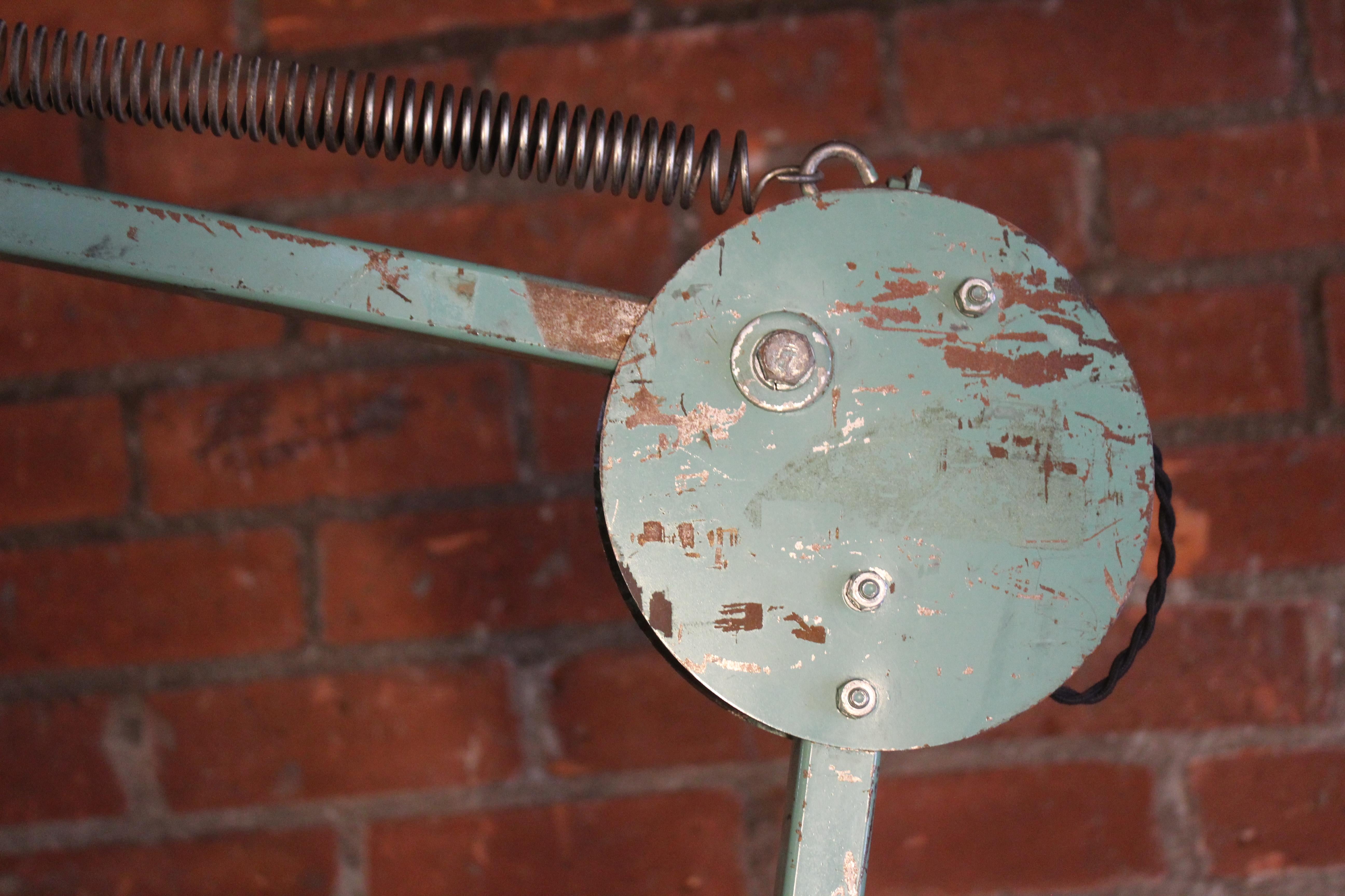 Industrielle schwenkbare Metall-Stehlampe, Vintage im Angebot 7