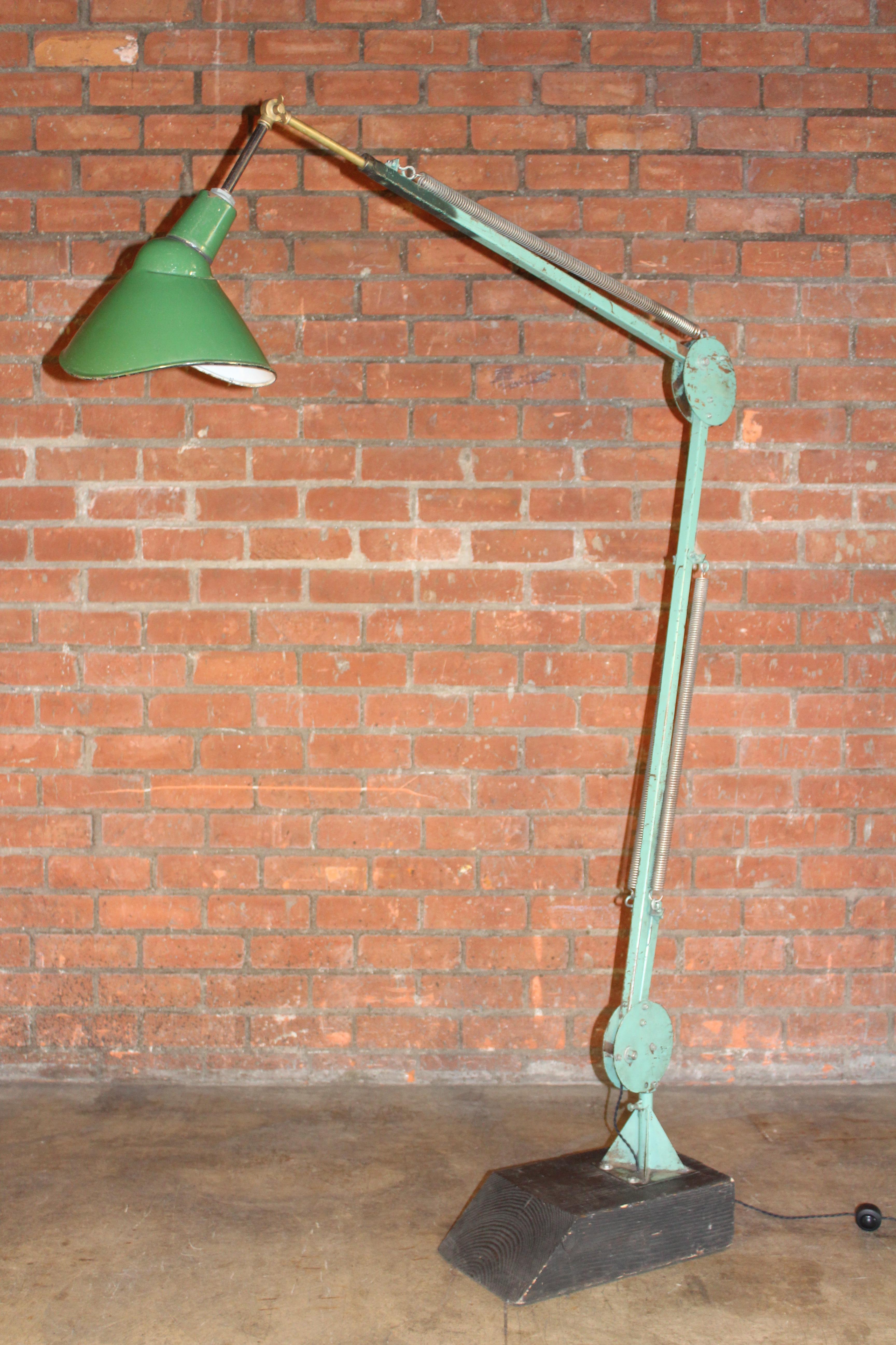 Industrielle schwenkbare Metall-Stehlampe, Vintage (amerikanisch) im Angebot