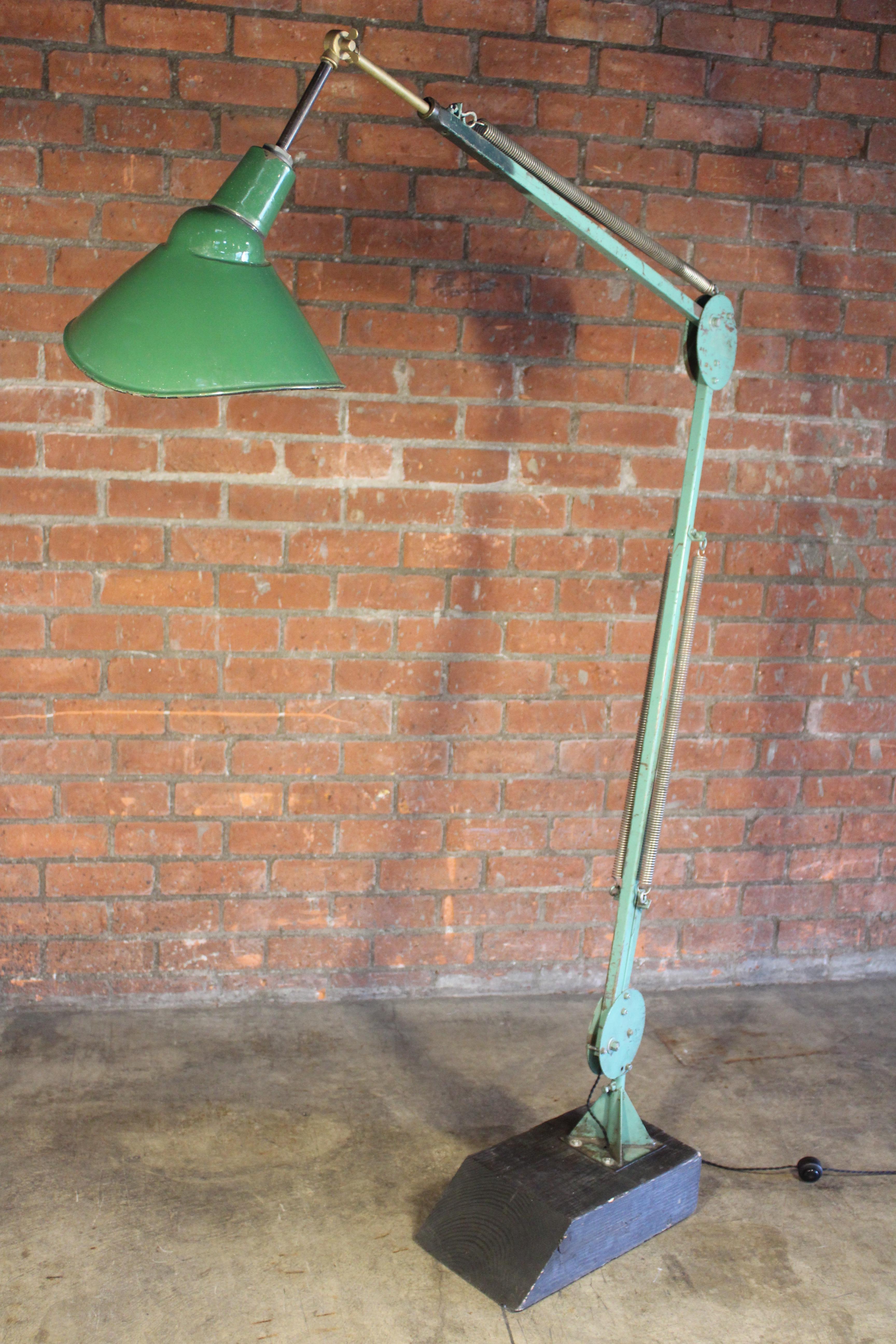 Industrielle schwenkbare Metall-Stehlampe, Vintage im Angebot 1
