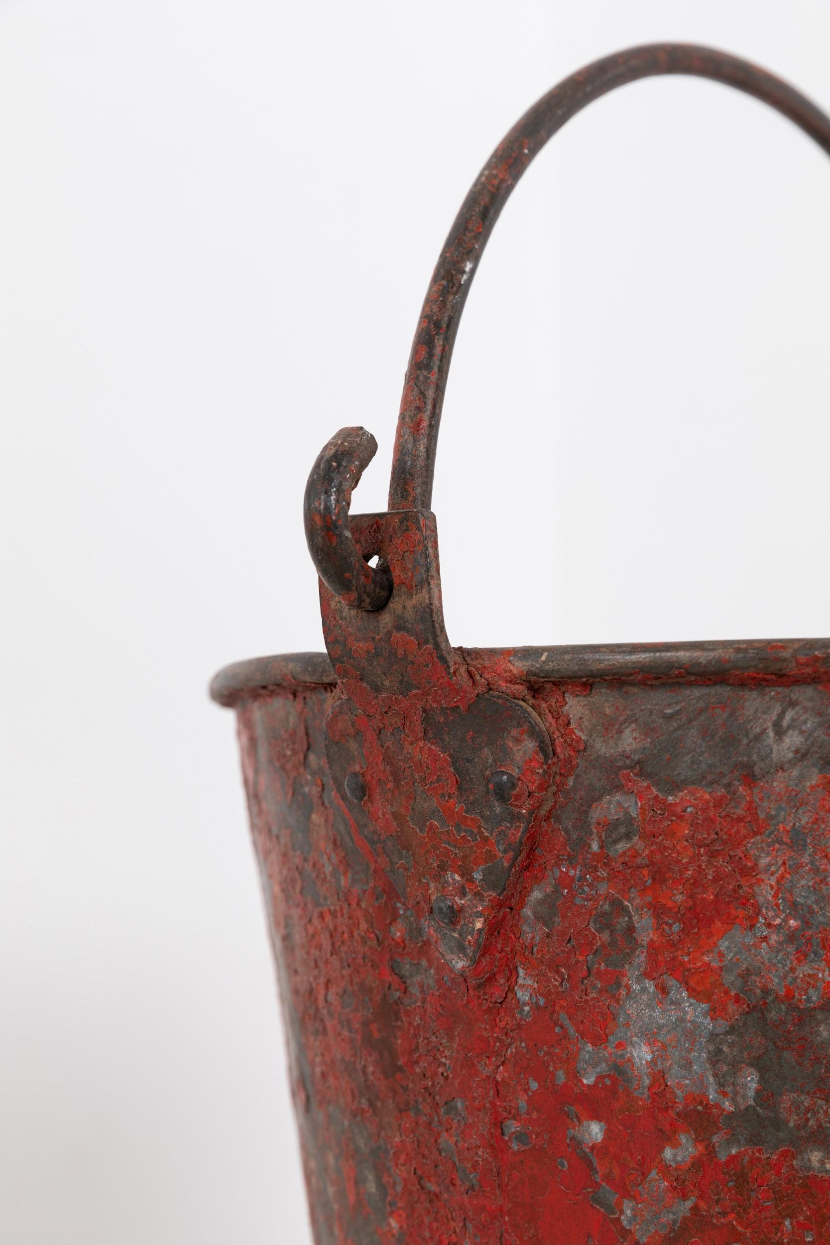 Ein gut benutzter bemalter Feuereimer. Um 1950

Ein wirklich schönes Exemplar - Farbe, Patina und Stil sind perfekt und die Konstruktion ist genietet. Messingplakette vorhanden, datiert 1950. Perfekt für die Verwendung als Kaminholzaufbewahrung oder