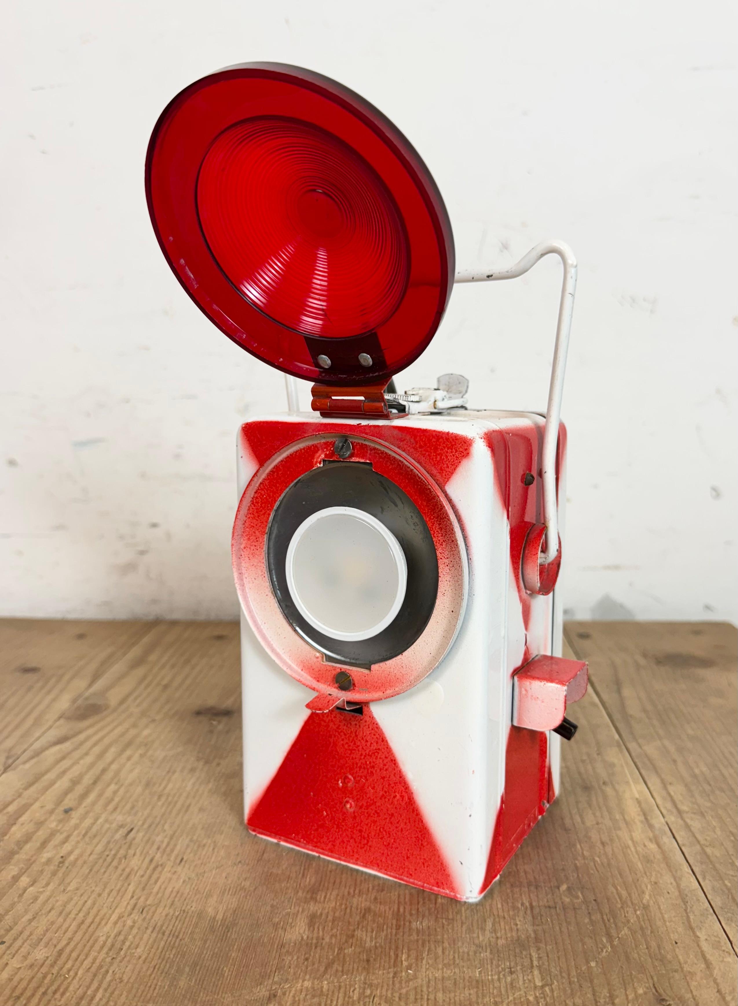 Farol de ferrocarril rojo industrial vintage, años 80 en venta 3