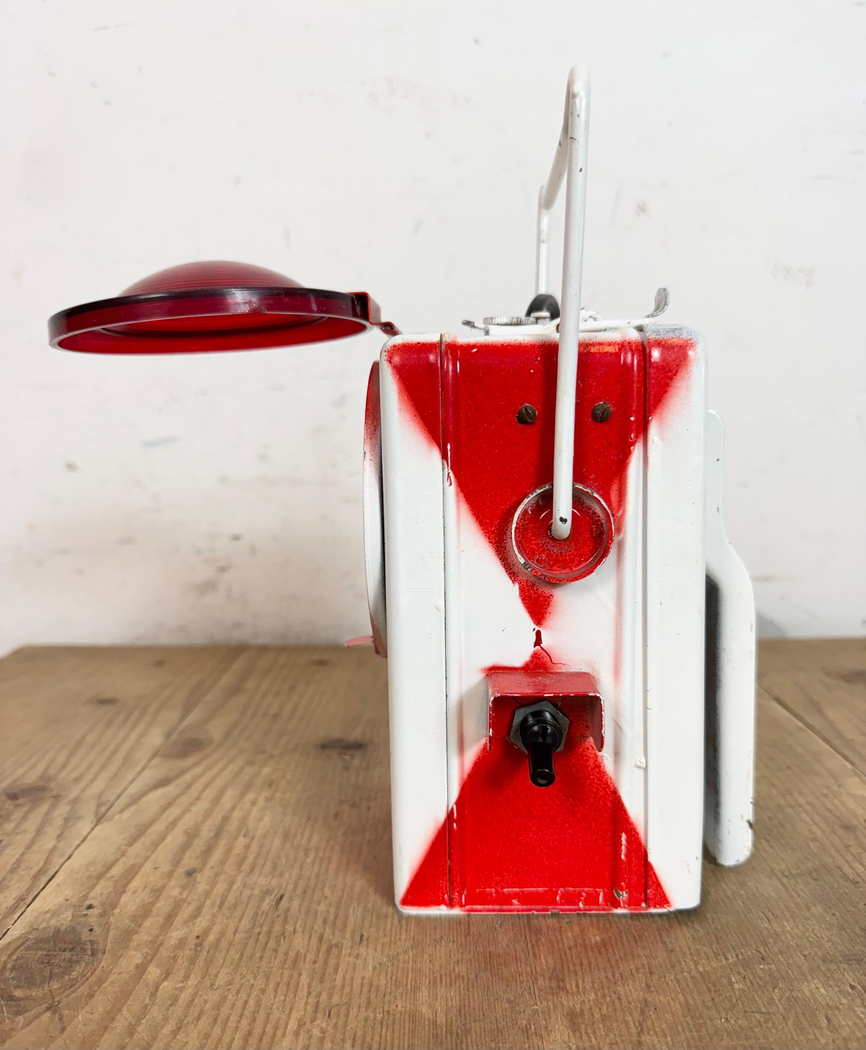 Farol de ferrocarril rojo industrial vintage, años 80 en venta 4