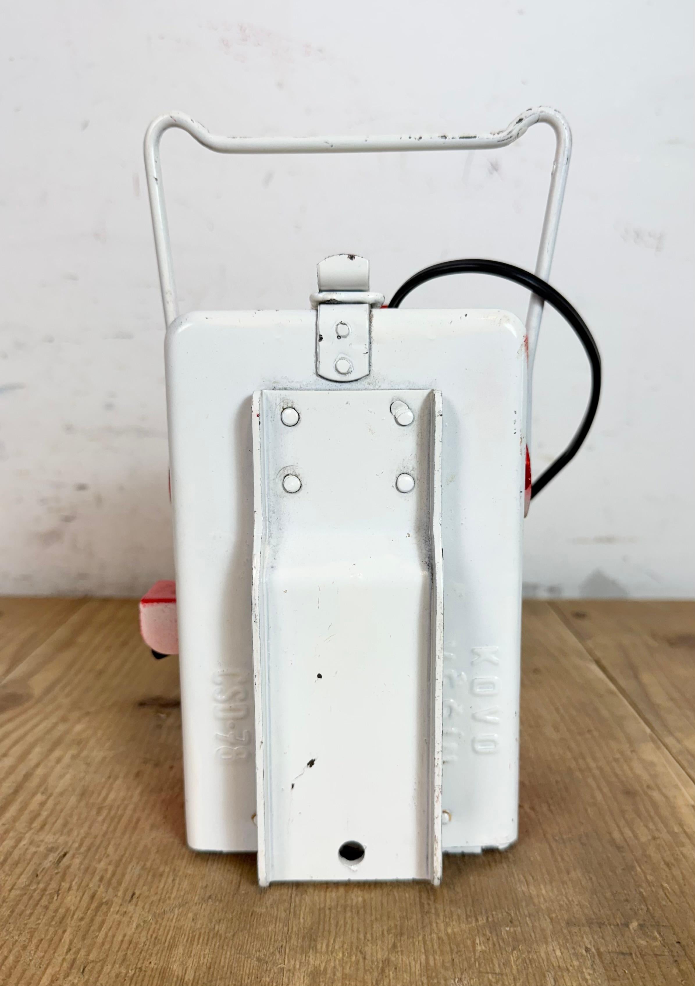 Farol de ferrocarril rojo industrial vintage, años 80 en venta 7