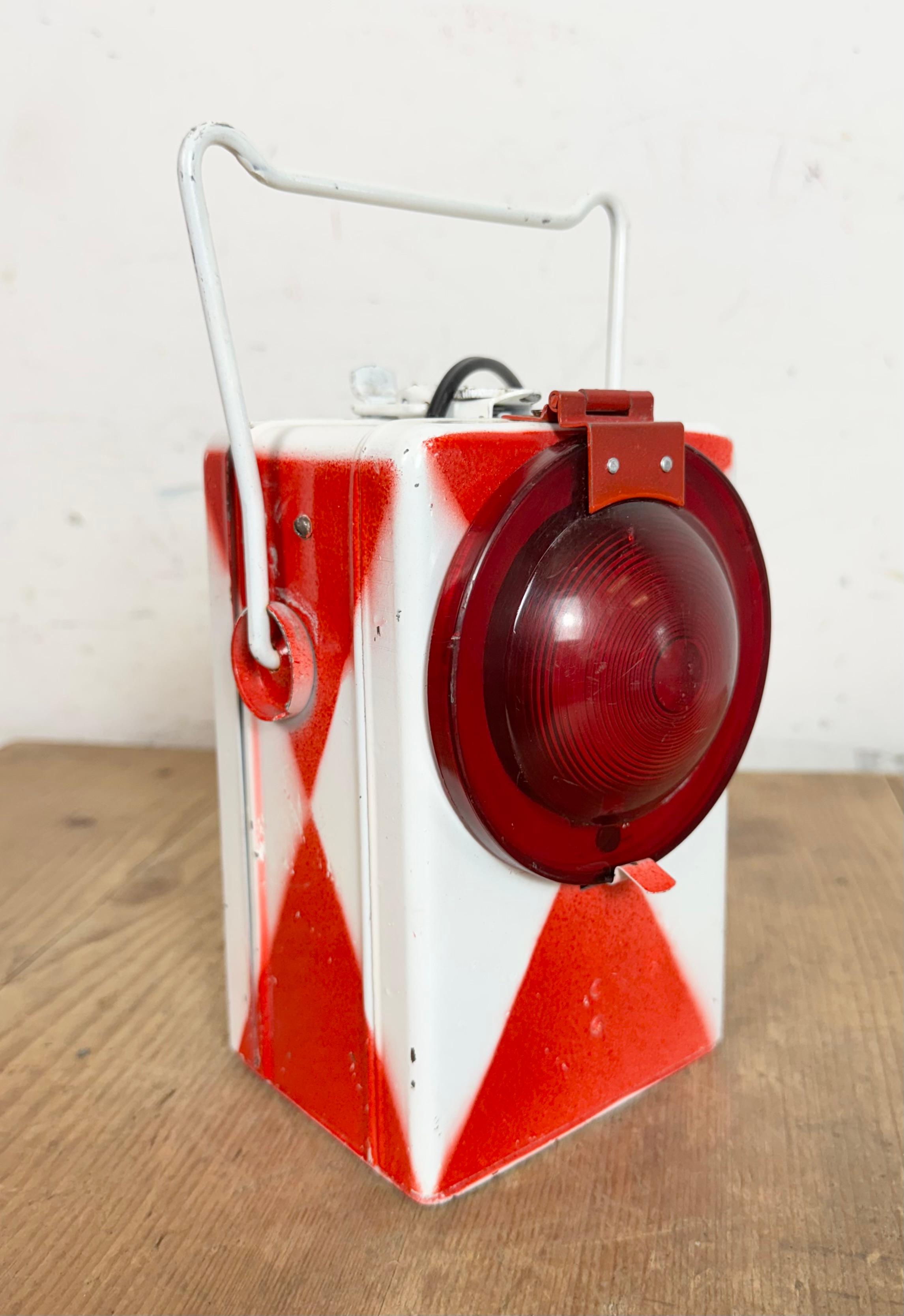 Farol de ferrocarril rojo industrial vintage, años 80 en venta 8