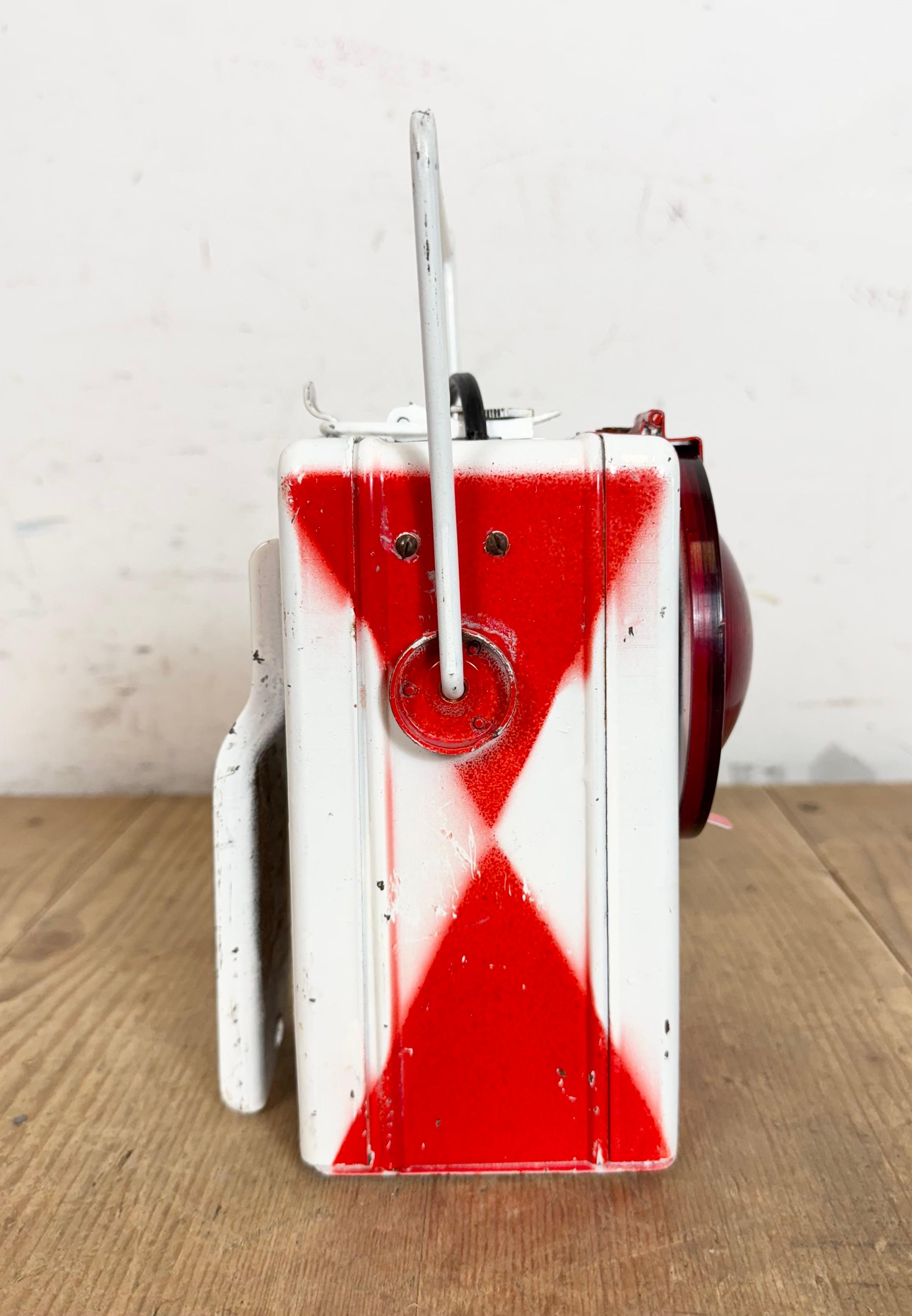 Farol de ferrocarril rojo industrial vintage, años 80 en venta 9