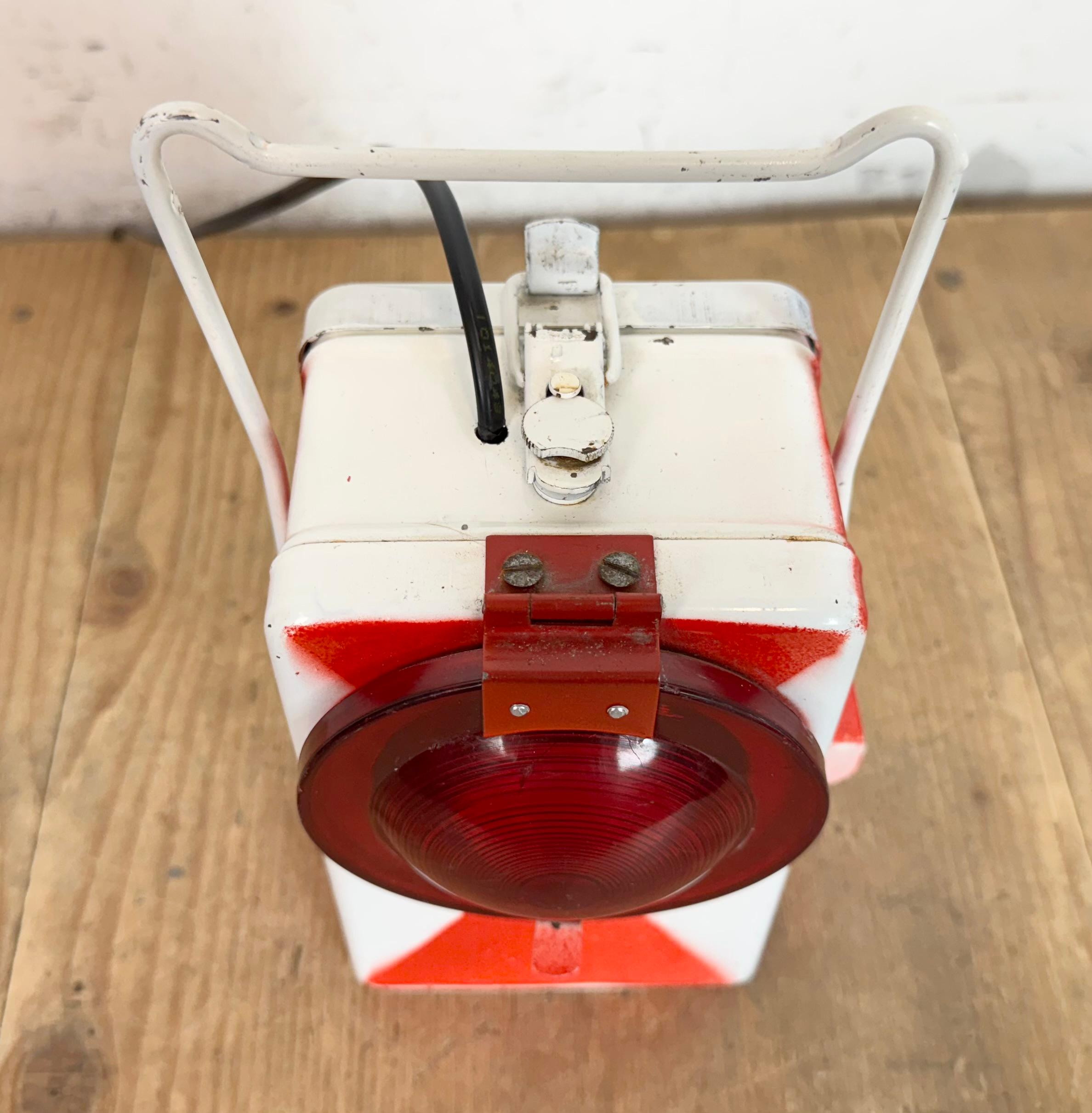 Farol de ferrocarril rojo industrial vintage, años 80 en venta 11