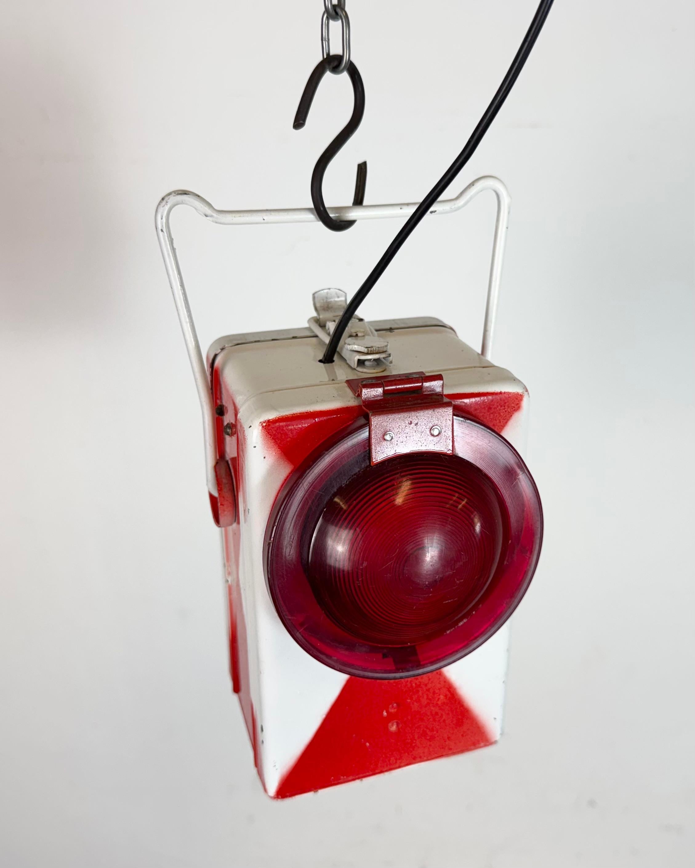 Farol de ferrocarril rojo industrial vintage, años 80 Checo en venta