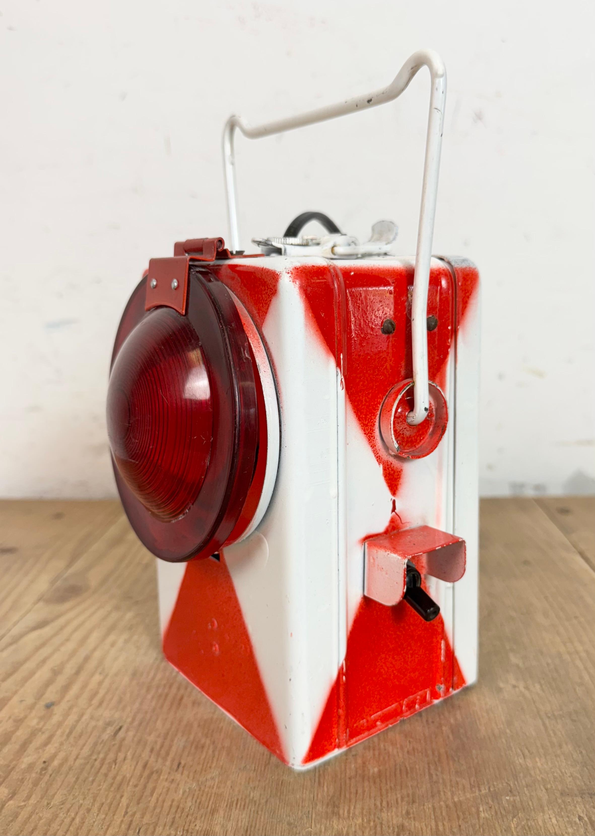 Farol de ferrocarril rojo industrial vintage, años 80 finales del siglo XX en venta