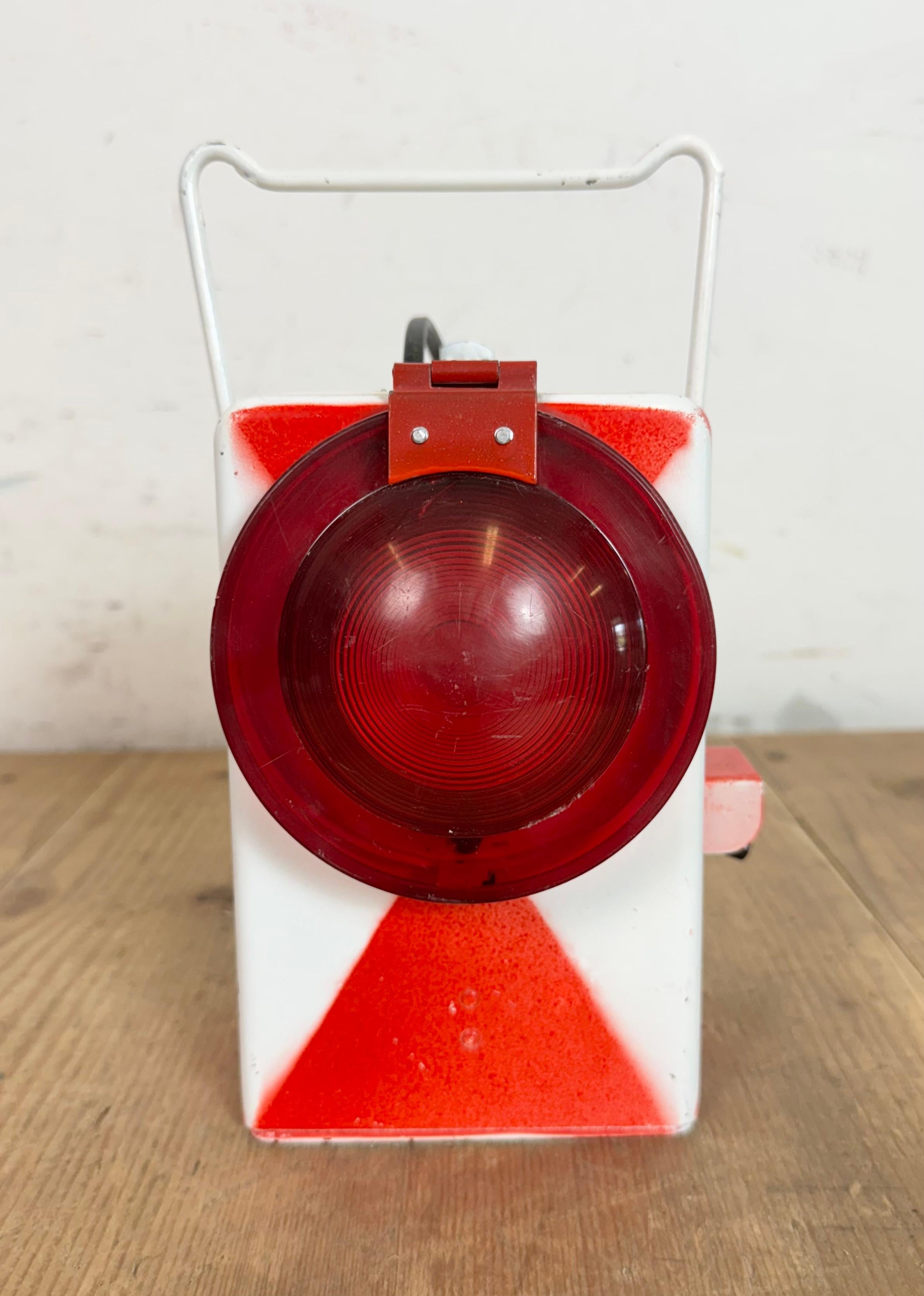 Farol de ferrocarril rojo industrial vintage, años 80 Hierro en venta