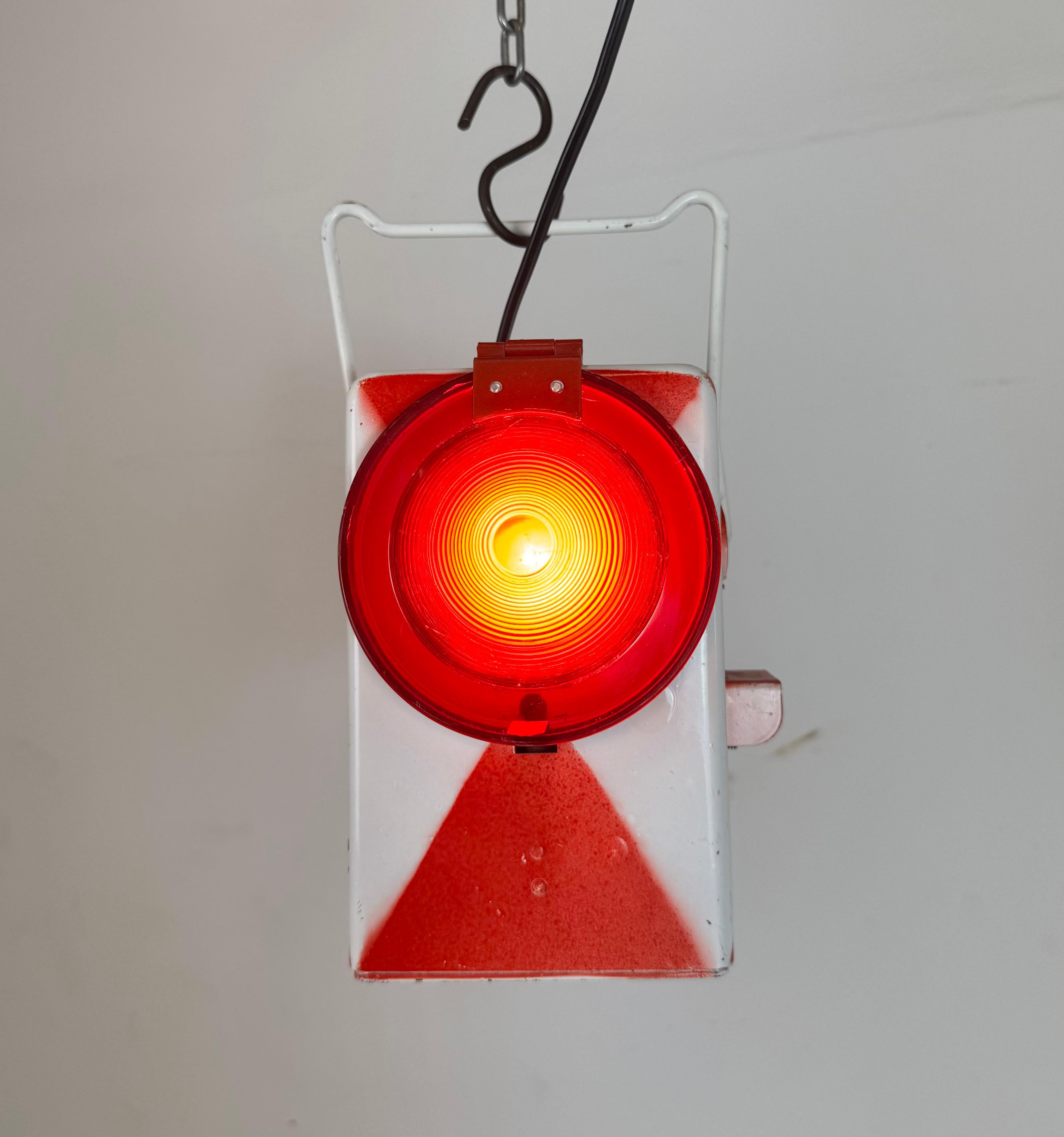 Farol de ferrocarril rojo industrial vintage, años 80 en venta 1