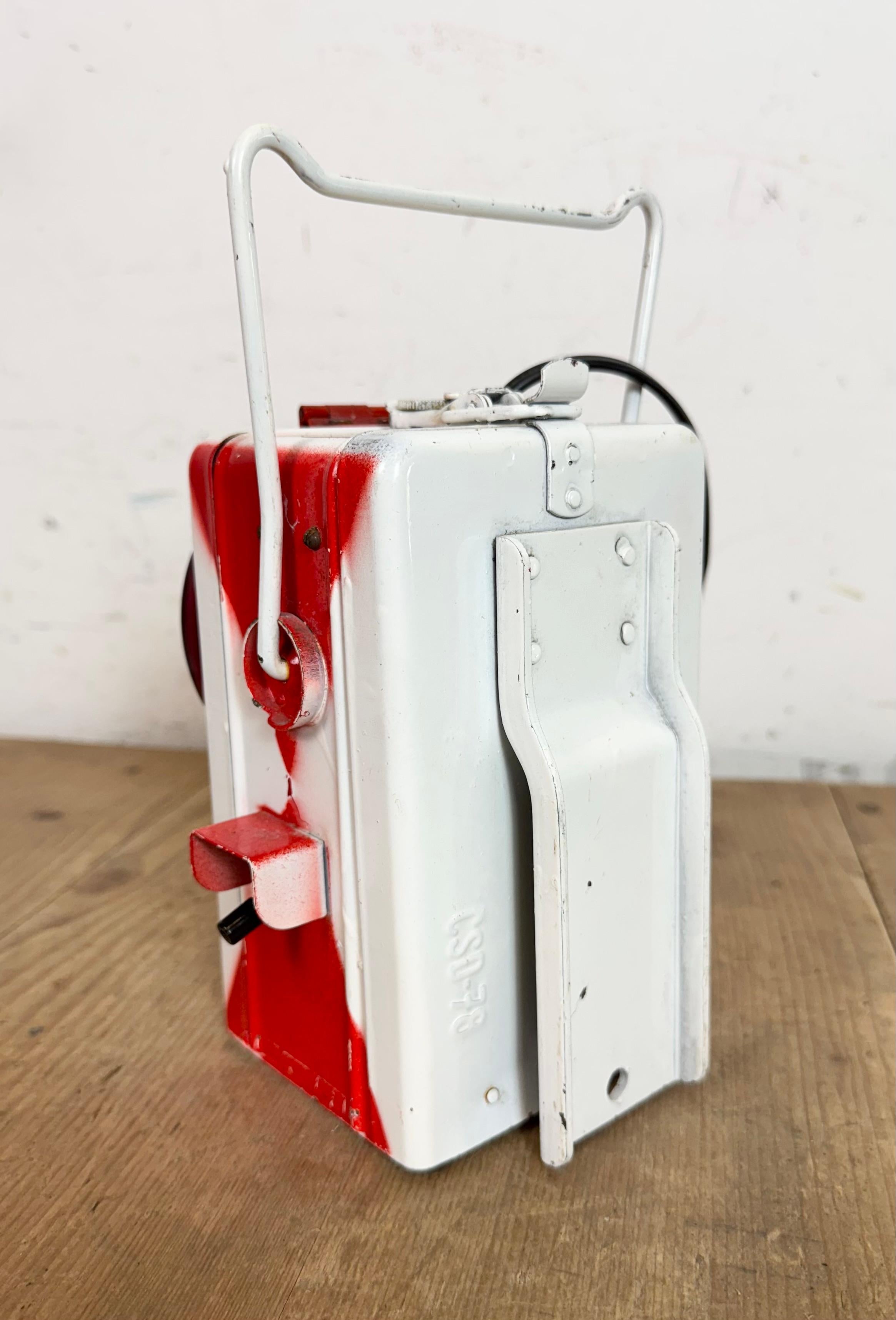 Farol de ferrocarril rojo industrial vintage, años 80 en venta 2