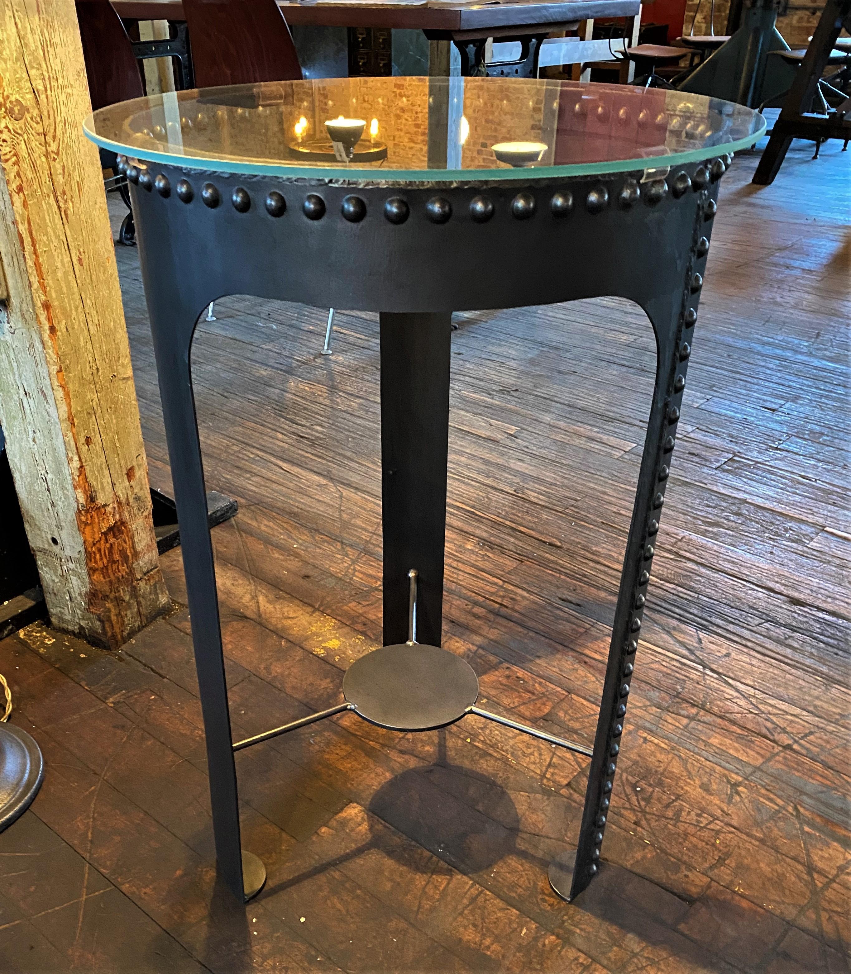 Steel riveted table

Overall dimensions: 20