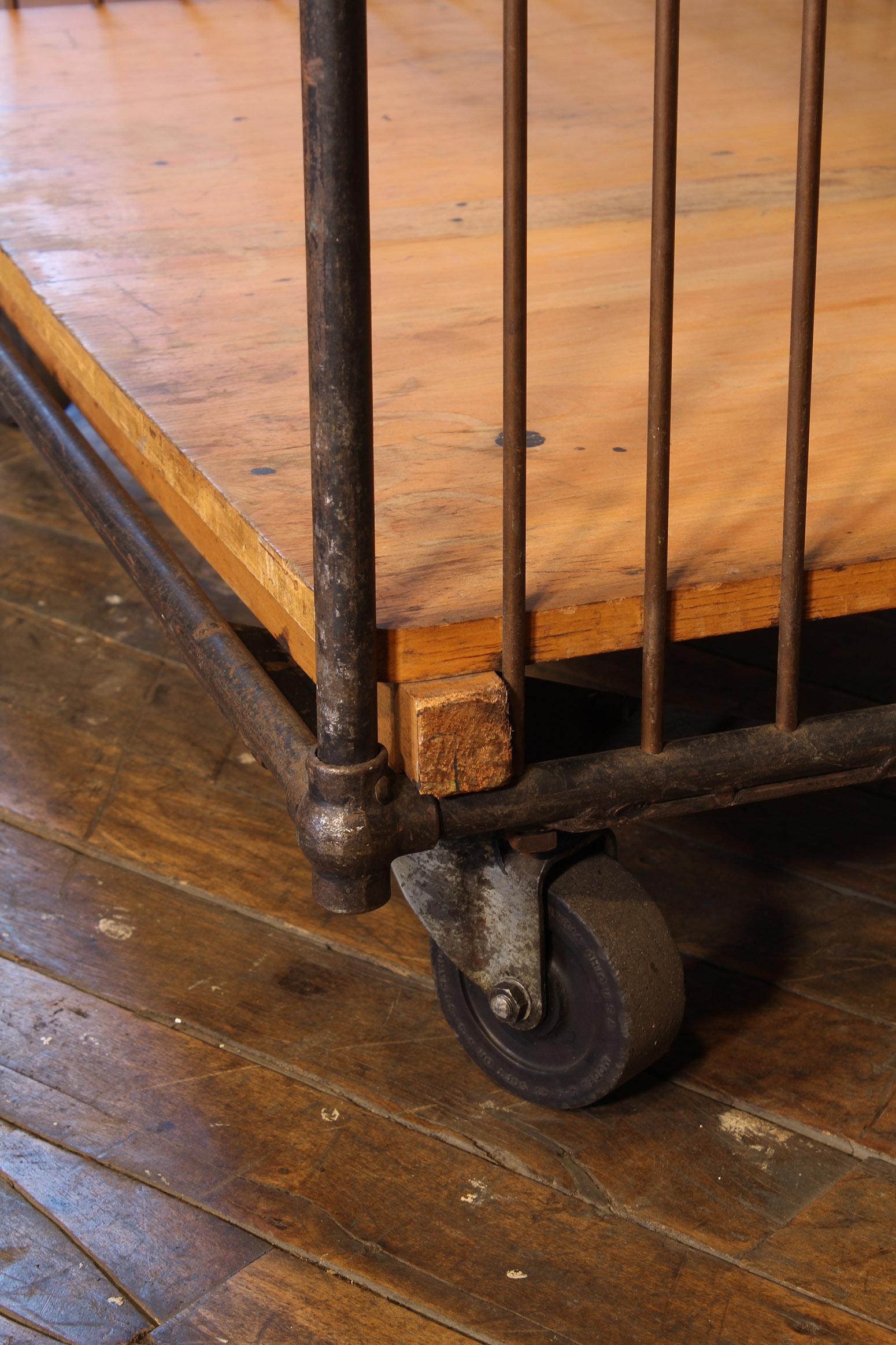 Industrieller Vintage-Rollbügelwagen aus Holz und Stahl, zweistöckig  im Angebot 5