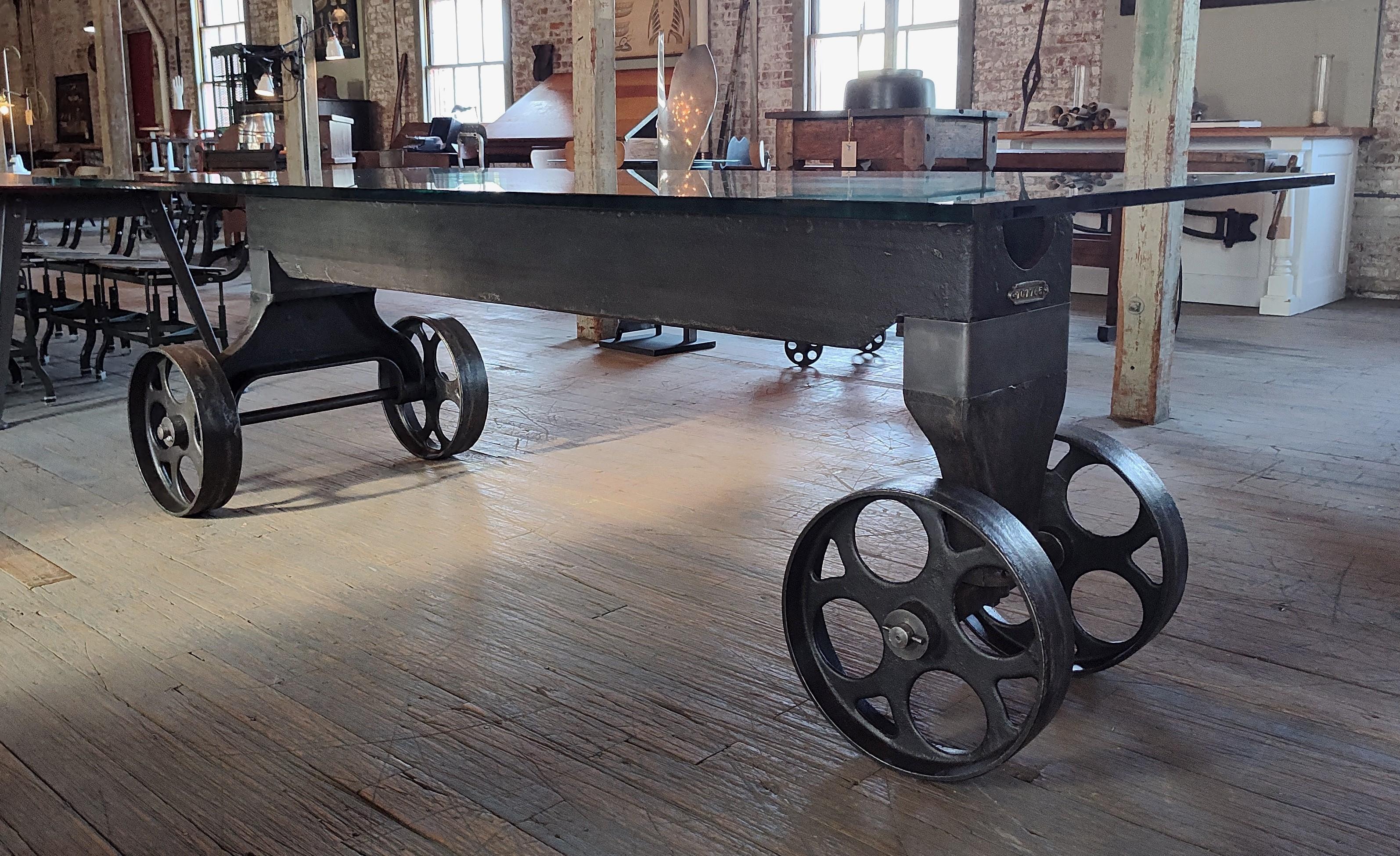 Vintage Industrial Rolling Esszimmer / Konferenztisch Basis (amerikanisch) im Angebot