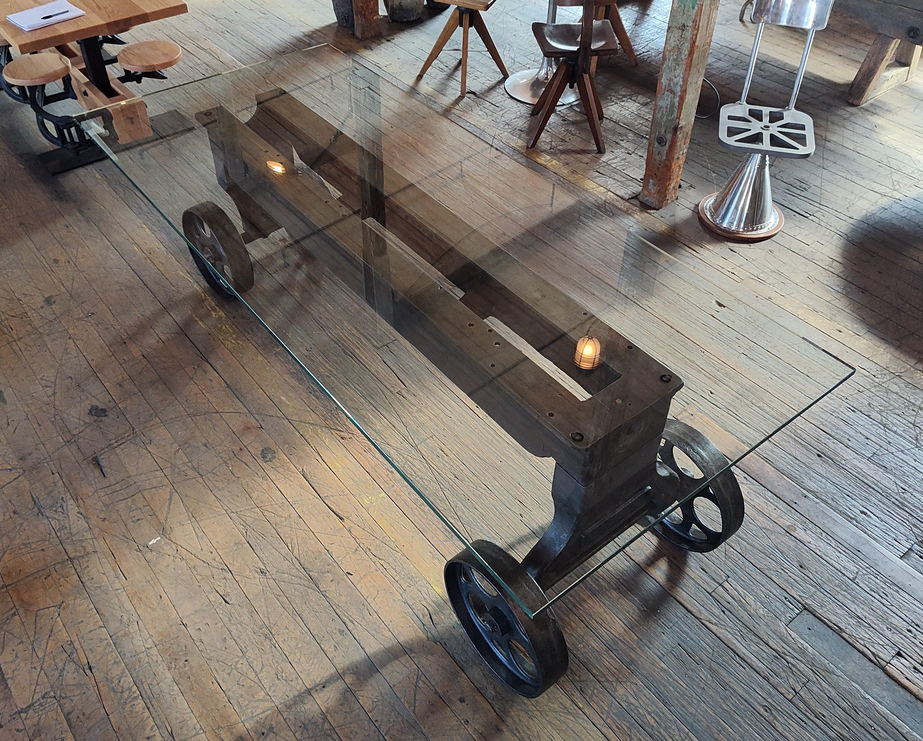 Vintage Industrial Rolling Esszimmer / Konferenztisch Basis (Eisen) im Angebot
