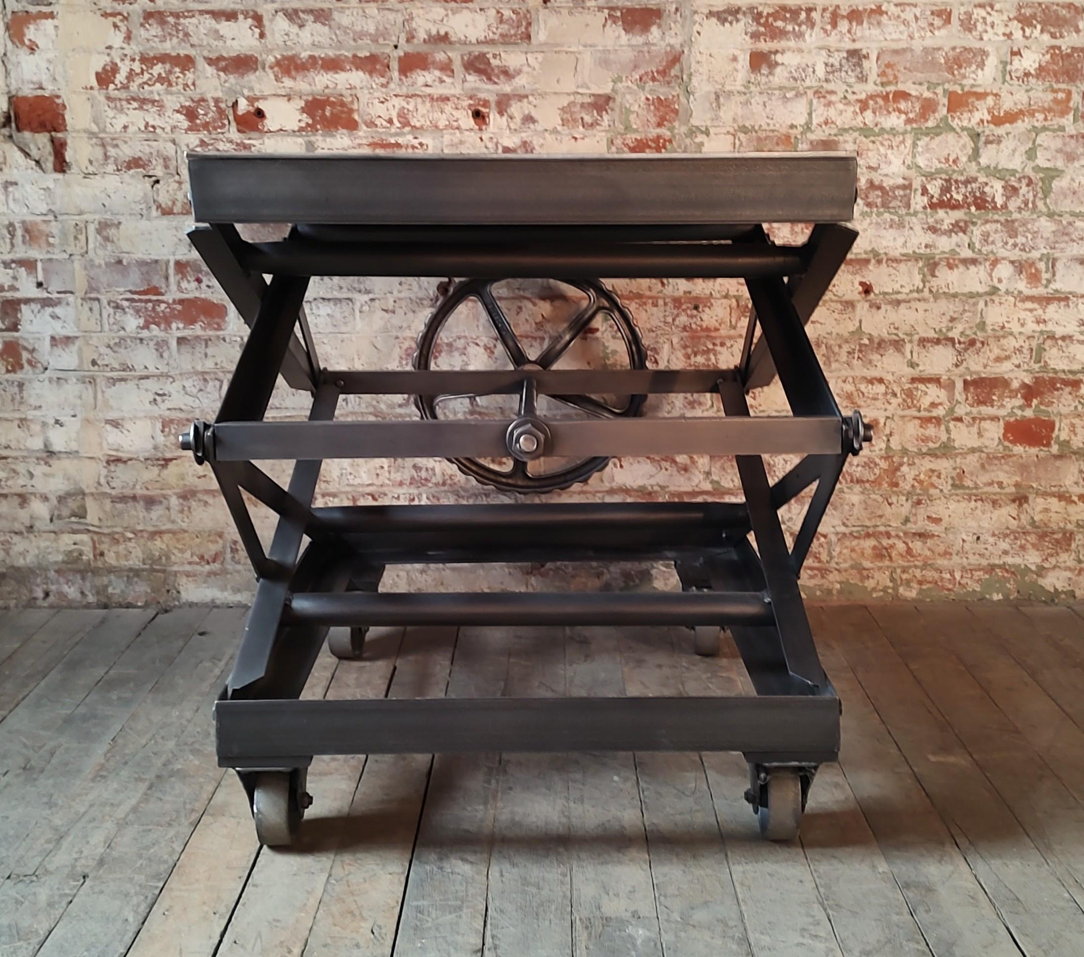 Monte-charge industriel vintage à ciseaux roulants en vente 4