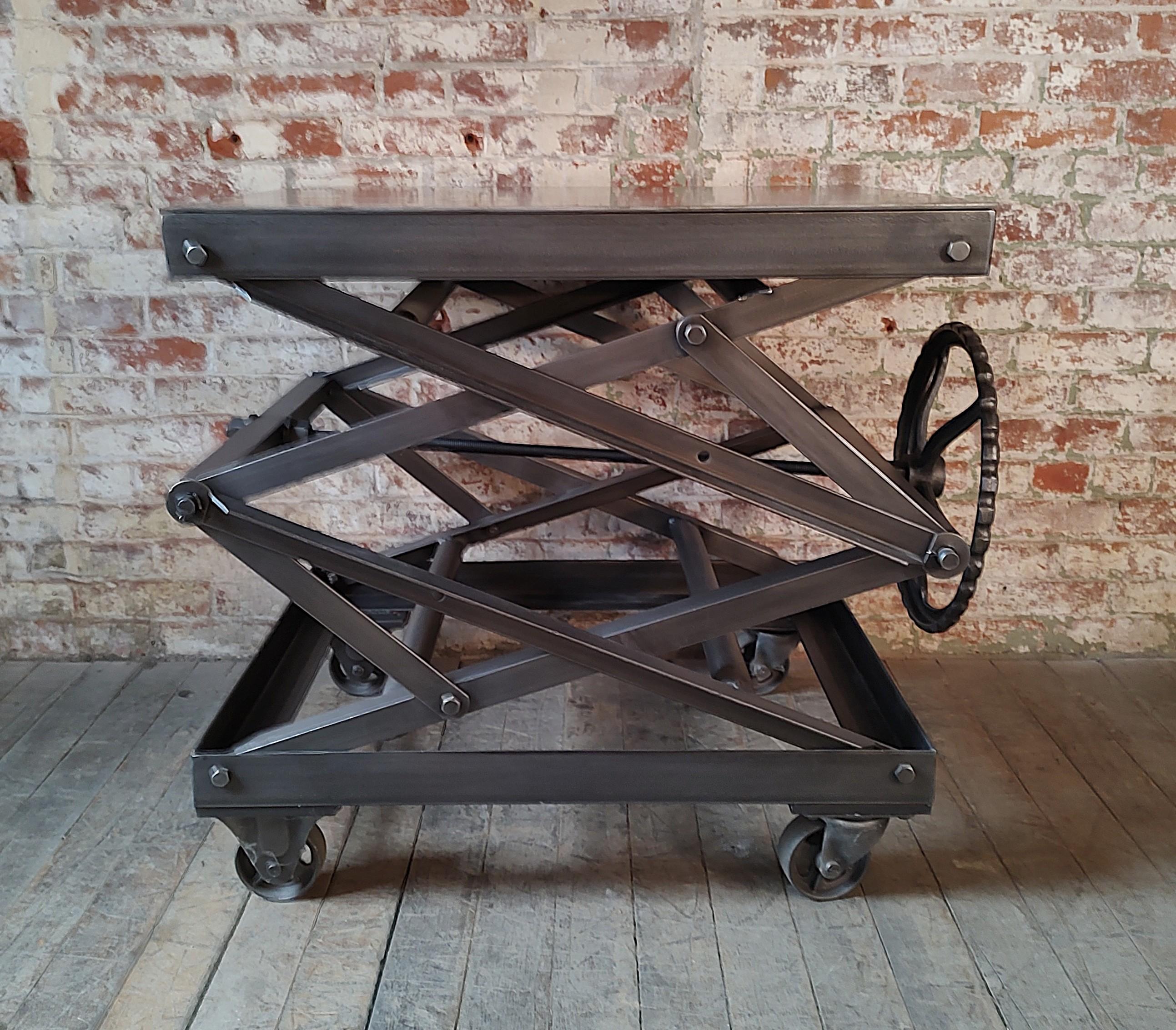 Monte-charge industriel vintage à ciseaux roulants en vente 5