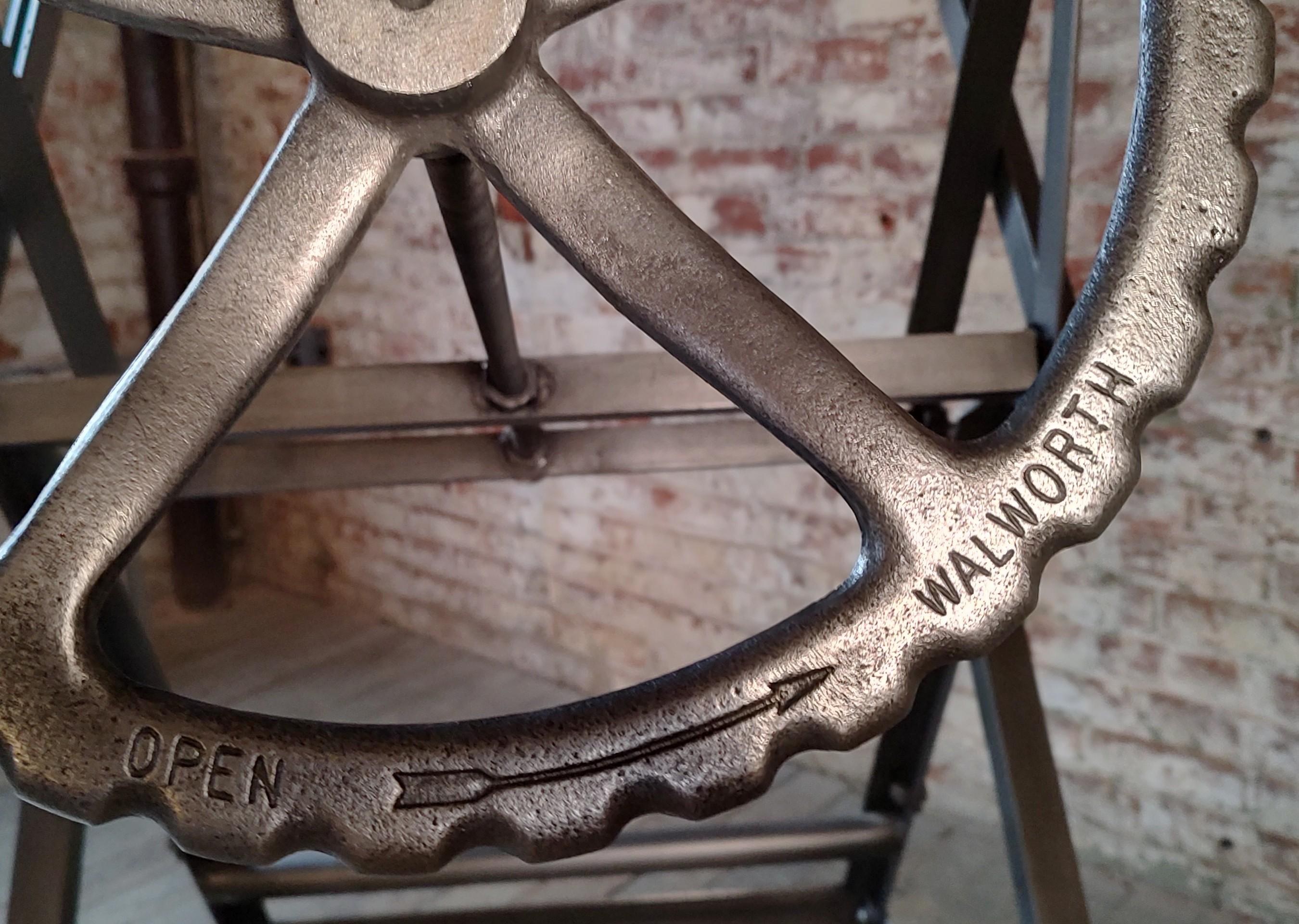 Monte-charge industriel vintage à ciseaux roulants en vente 9