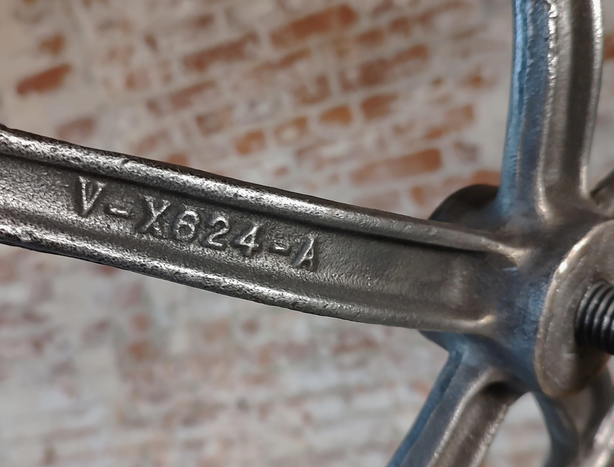 Monte-charge industriel vintage à ciseaux roulants en vente 10