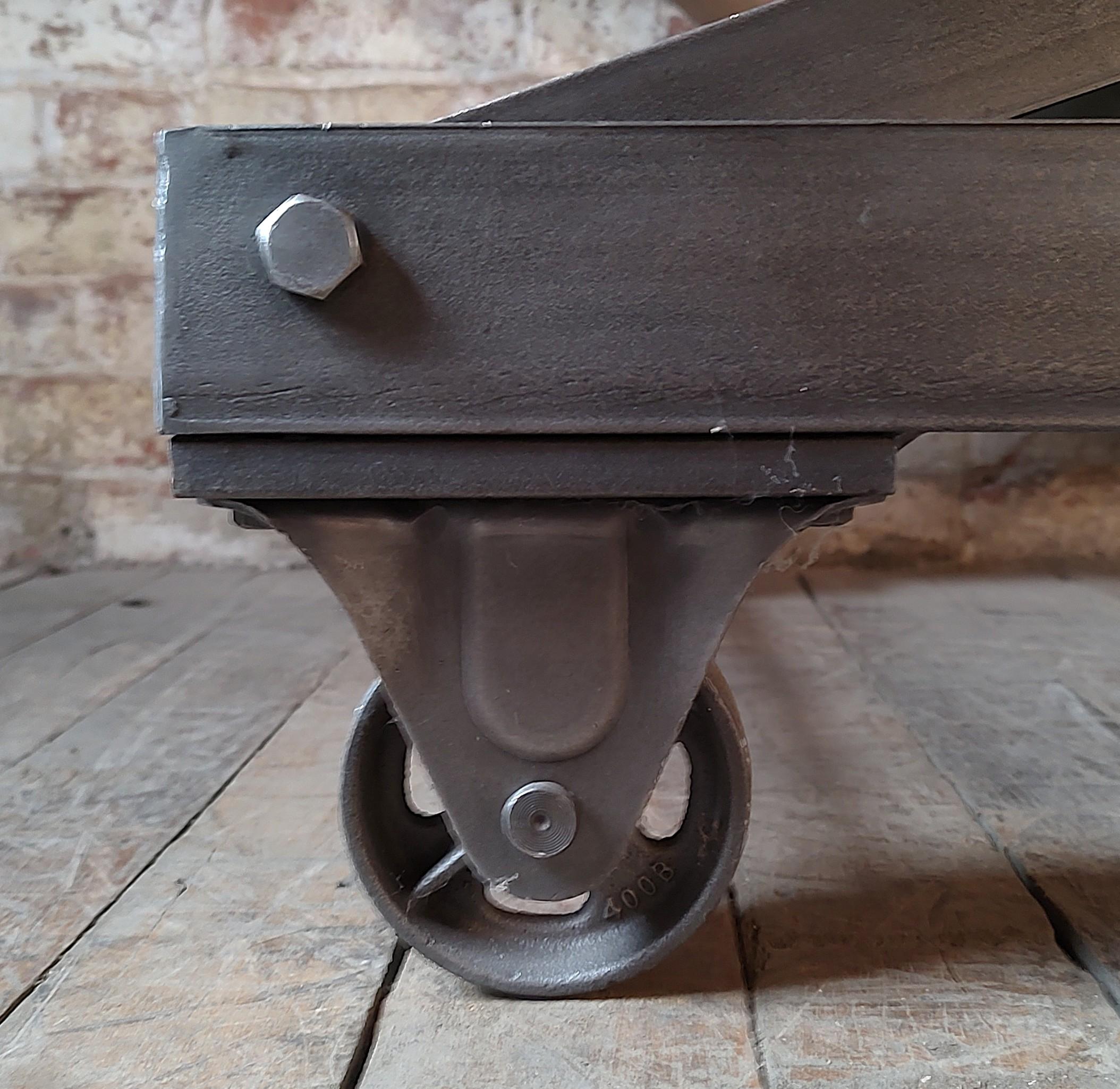 Monte-charge industriel vintage à ciseaux roulants en vente 13