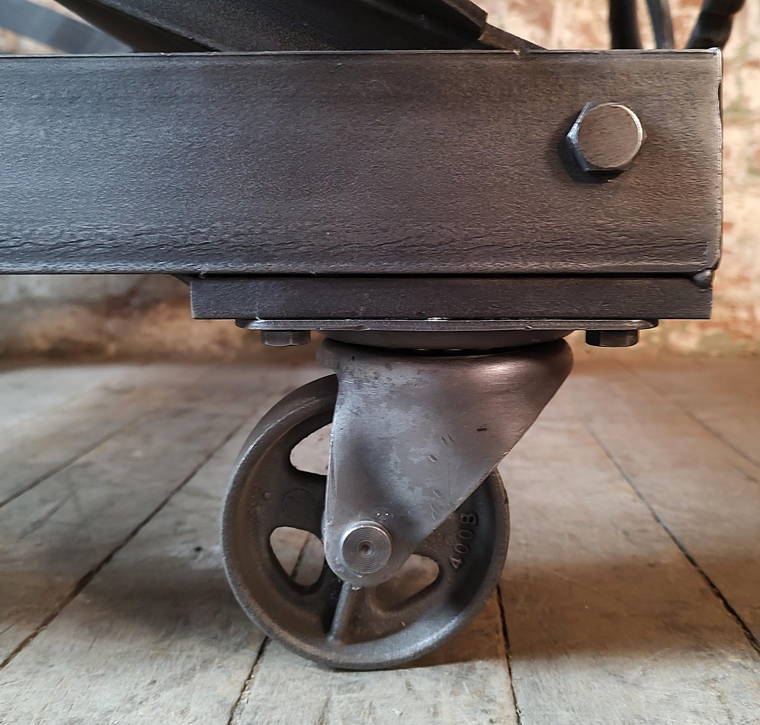 Monte-charge industriel vintage à ciseaux roulants en vente 14