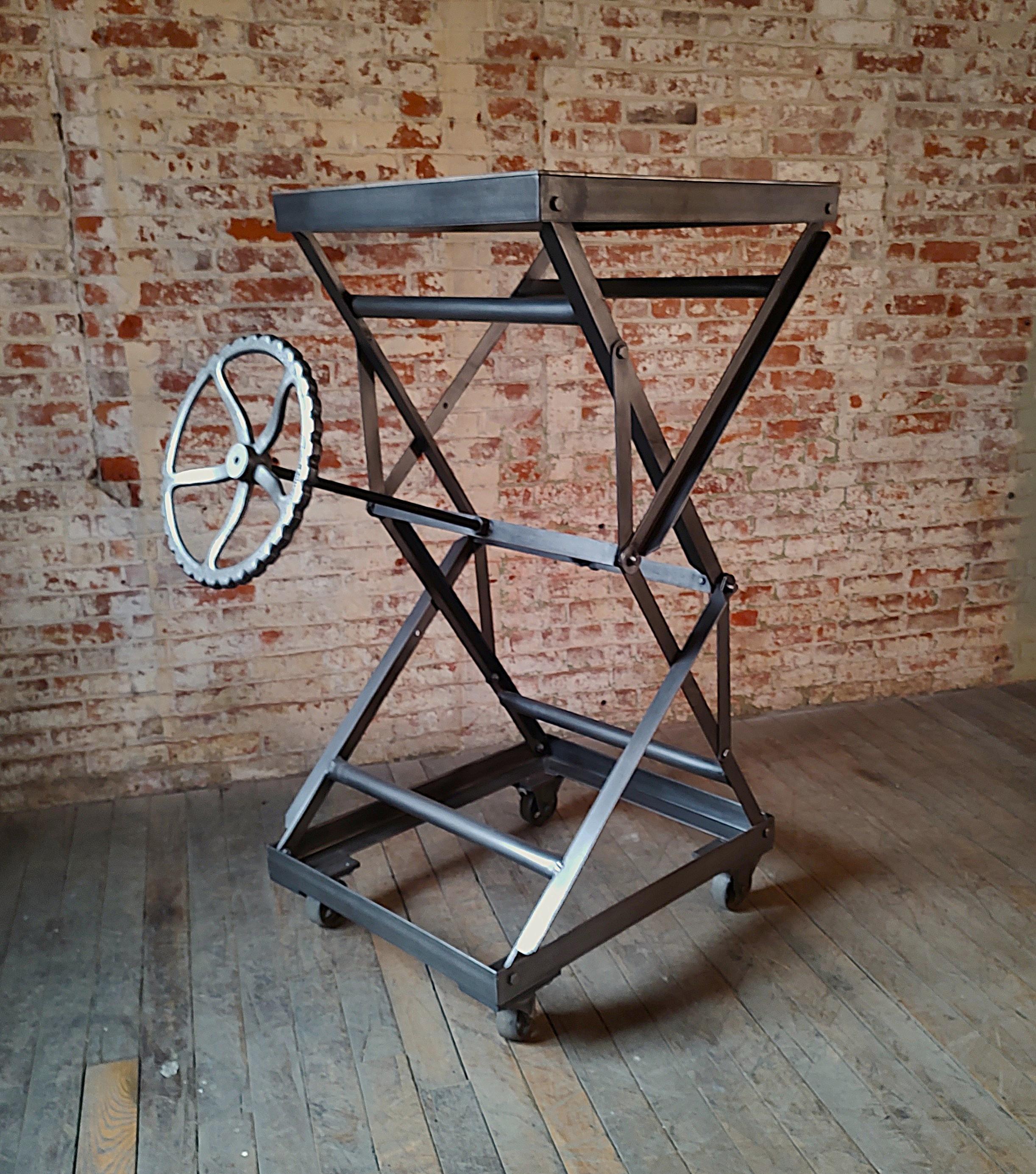 Monte-charge industriel vintage à ciseaux roulants Bon état - En vente à Oakville, CT