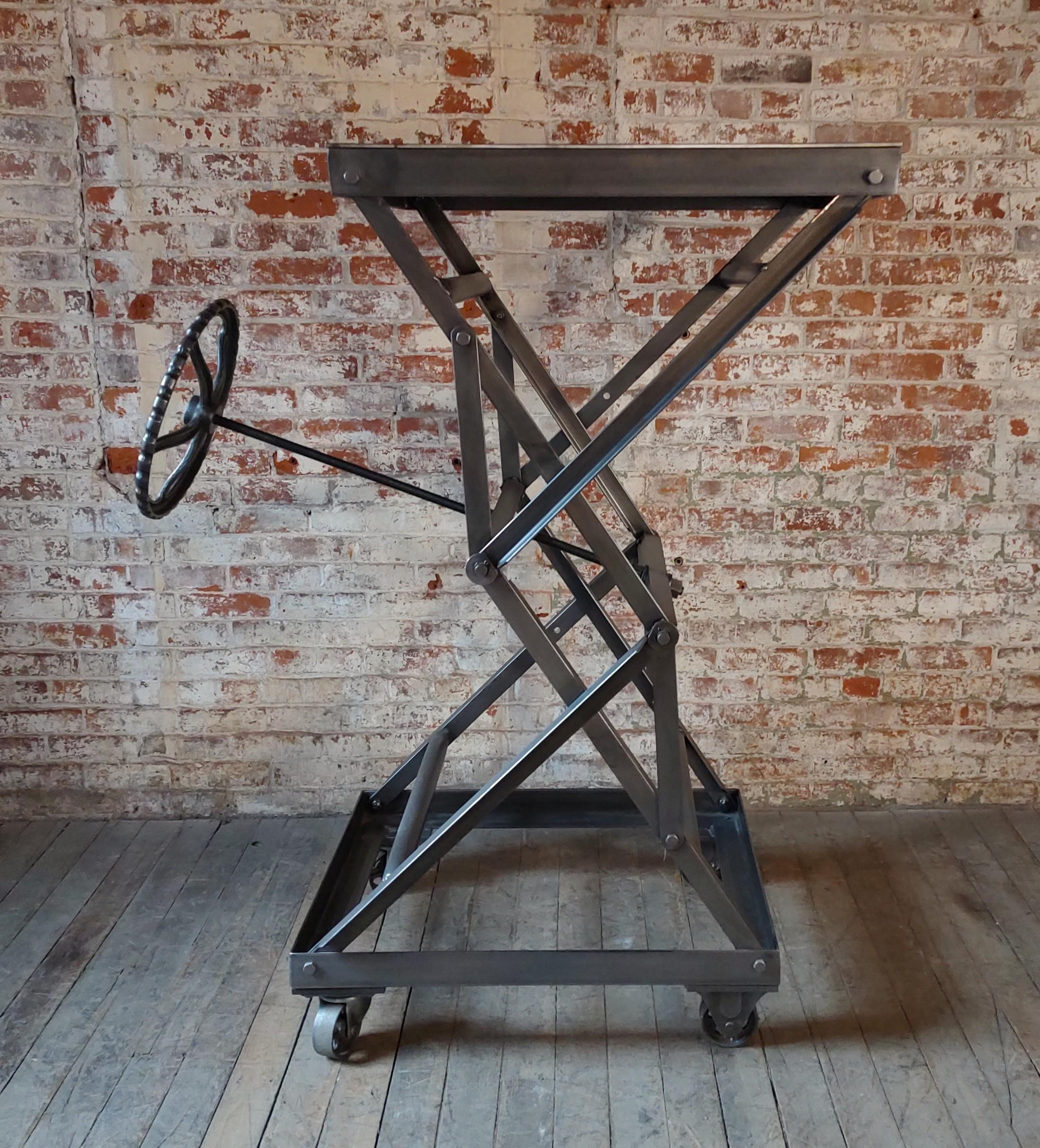 20ième siècle Monte-charge industriel vintage à ciseaux roulants en vente