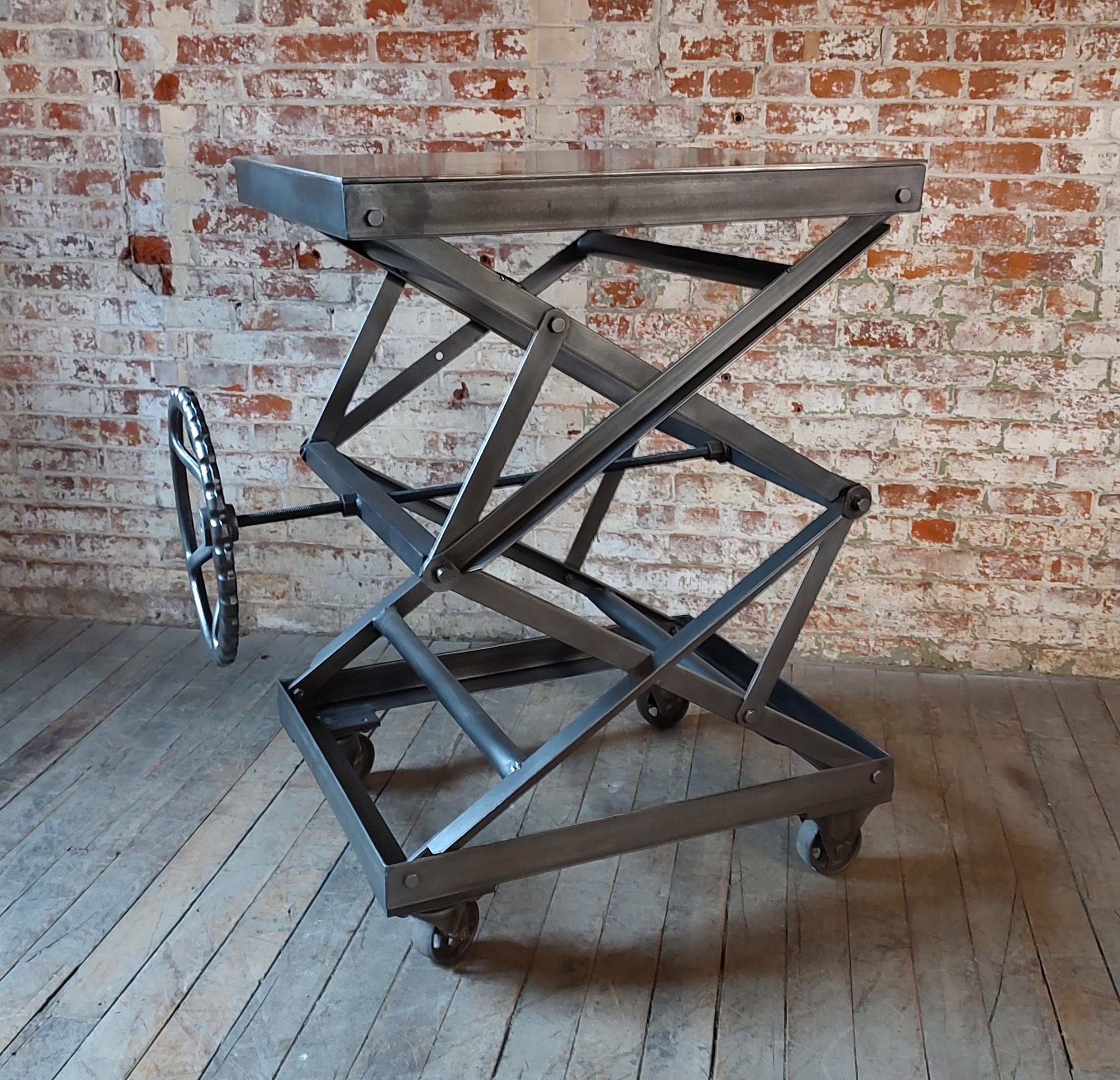 Monte-charge industriel vintage à ciseaux roulants en vente 1