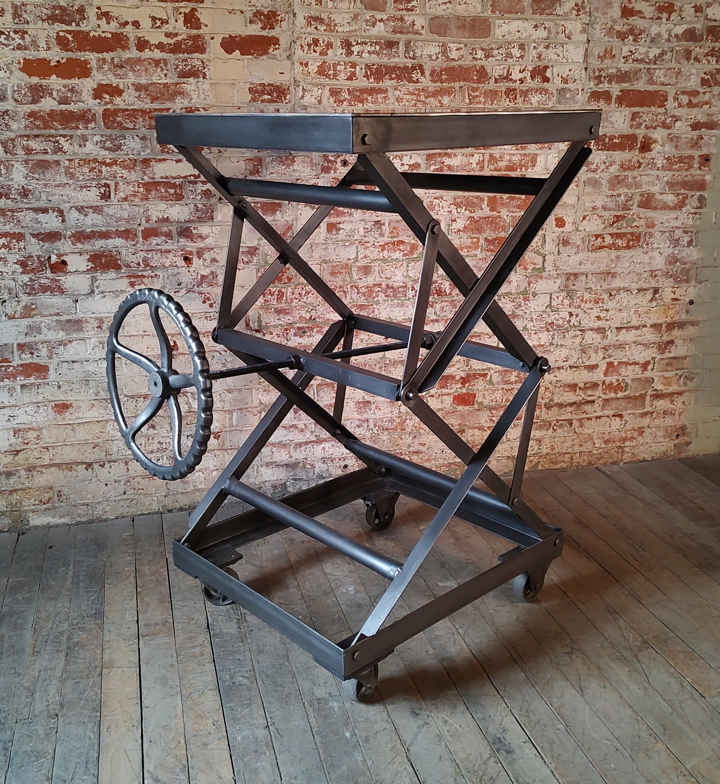 Monte-charge industriel vintage à ciseaux roulants en vente 2