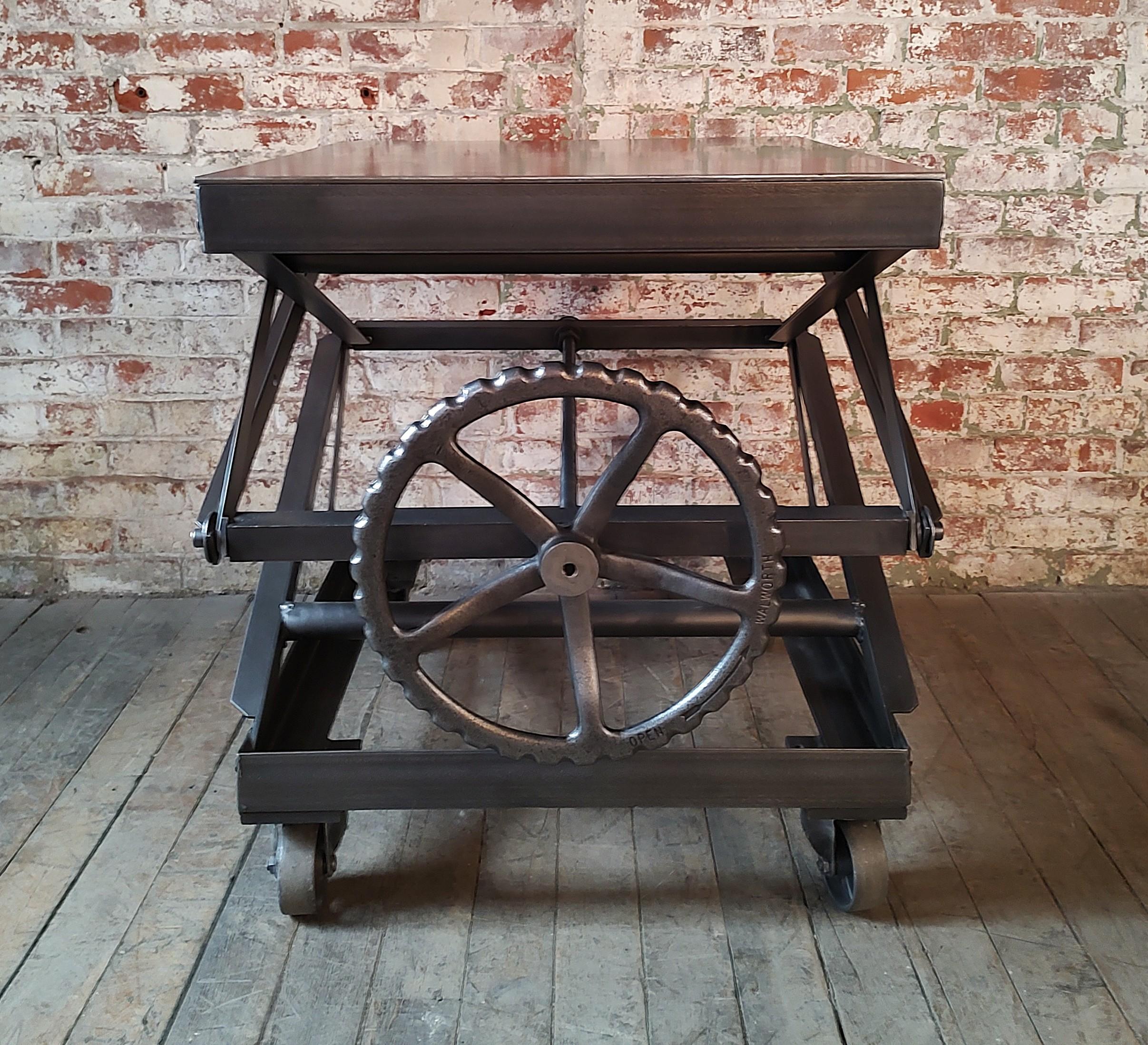 Monte-charge industriel vintage à ciseaux roulants en vente 3