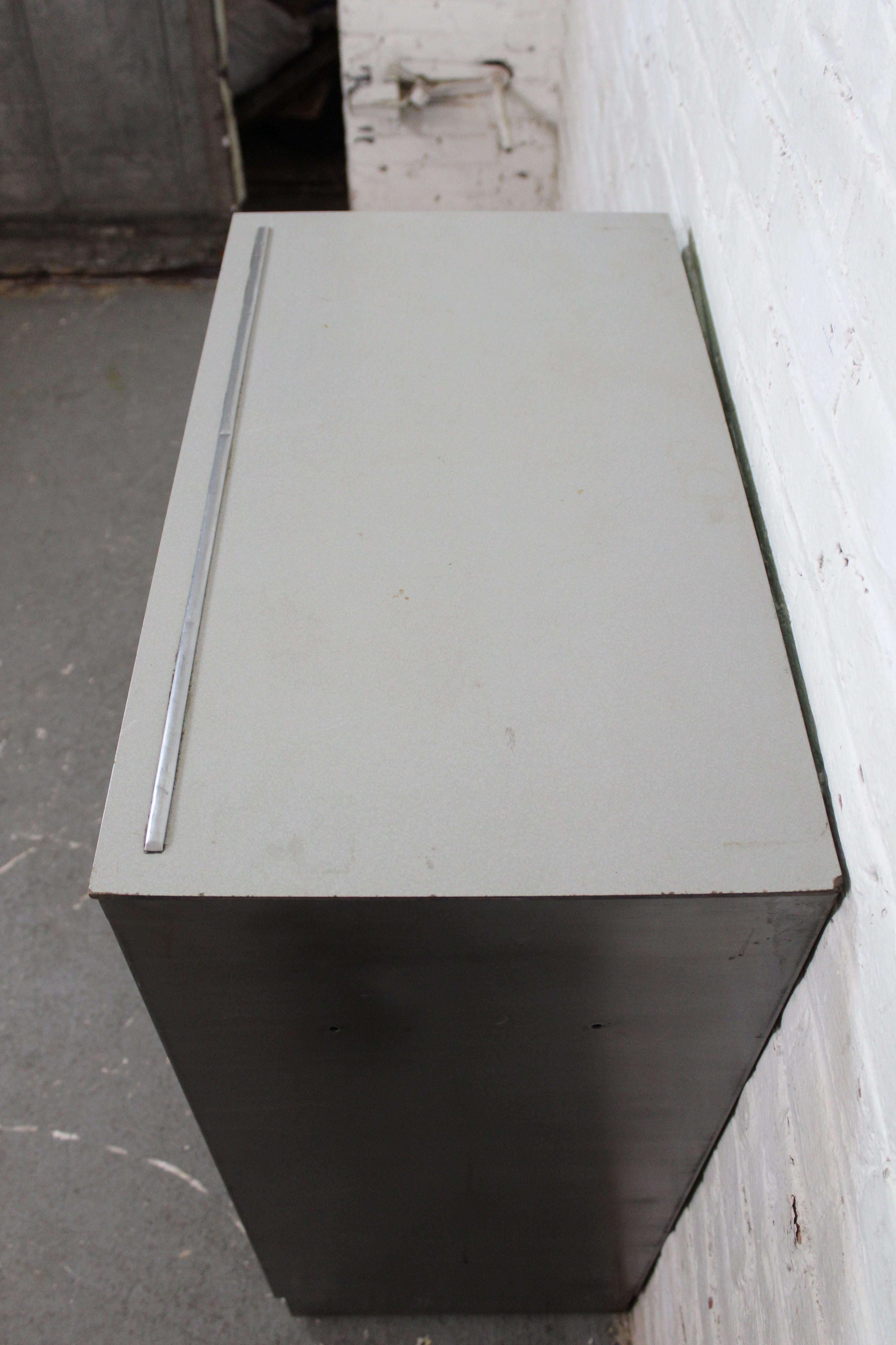 Vintage Industrial Rolling Surgical Chest by Hamilton MFG. In Good Condition In Brooklyn, NY