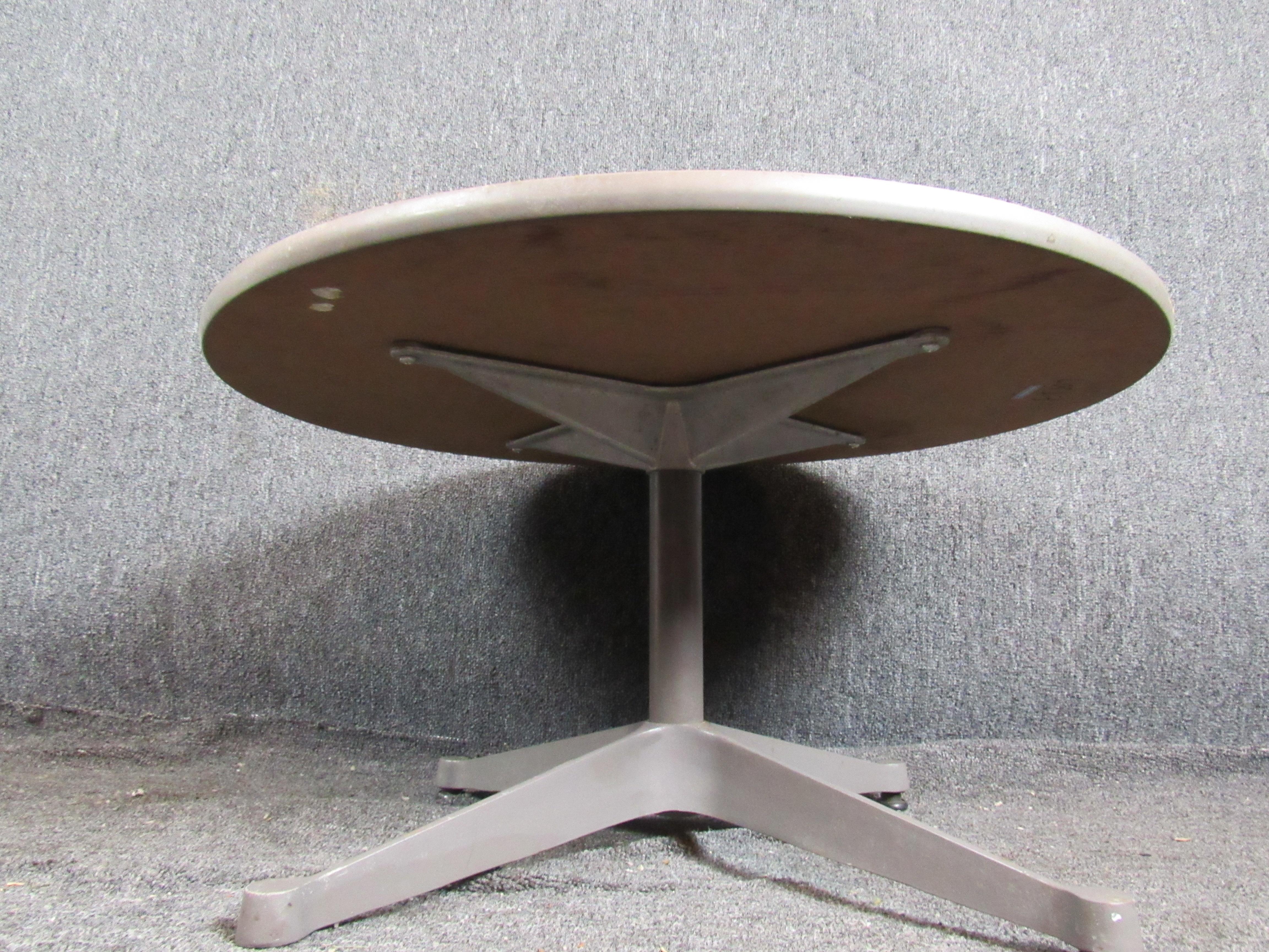 Une formidable petite table industrielle qui peut être utilisée de multiples façons. Les pieds métalliques robustes et le plateau de 30 pouces sont parfaits pour une table basse ou une table de cocktail unique. Les couleurs neutres s'intègrent à
