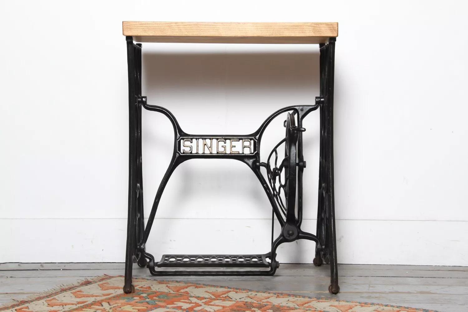 20ième siècle Table d'appoint ou Stand de lampe vintage industriel en fonte rustique en vente