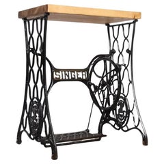 Mesa auxiliar o pie de lámpara de hierro fundido rústico industrial vintage