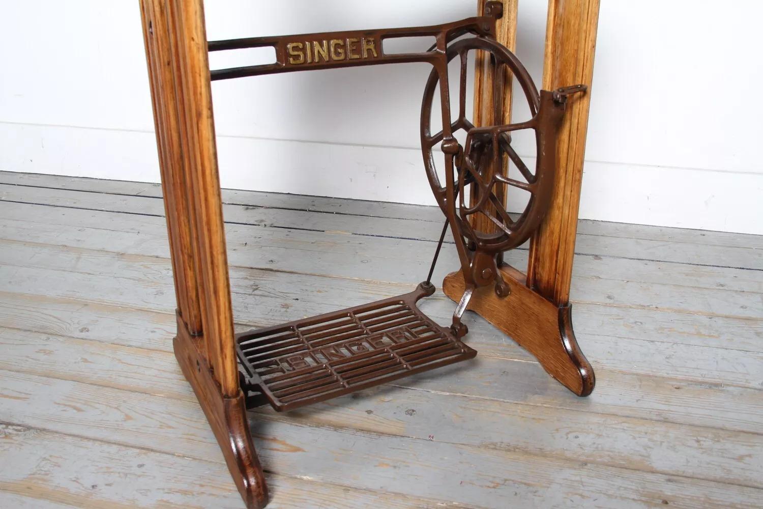 Vintage Industrial Rustic Machinists Wood & Metal Side Table or Lamp Stand In Good Condition For Sale In STOKE ON TRENT, GB