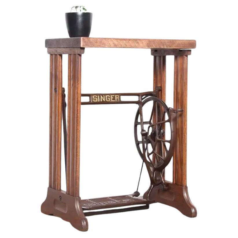 Table d'appoint ou Stand de lampe vintage industriel rustique pour machinistes en bois et métal en vente