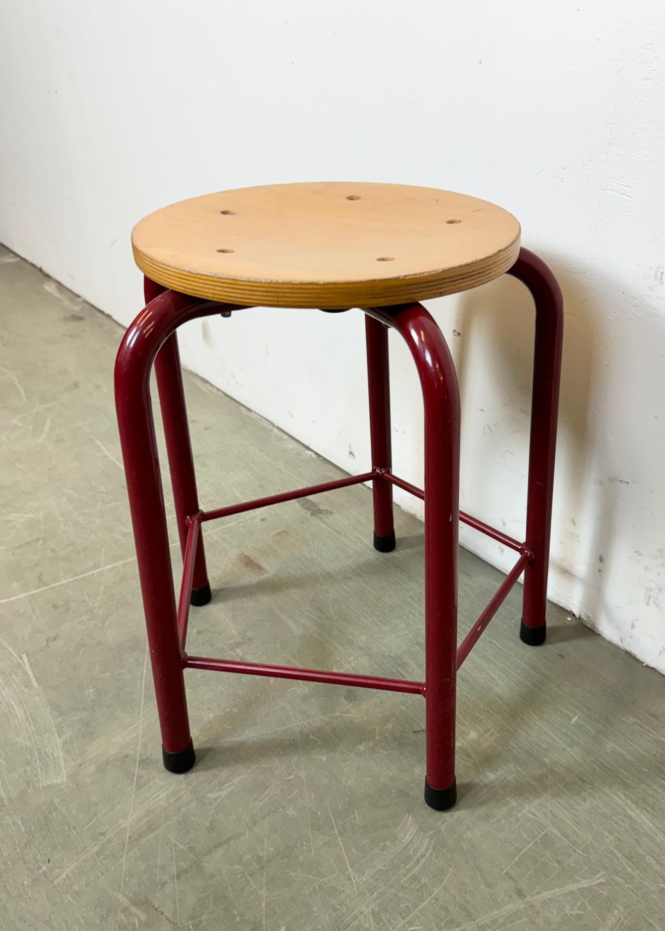 Sgabello industriale vintage per la scuola, anni '70 in vendita 3