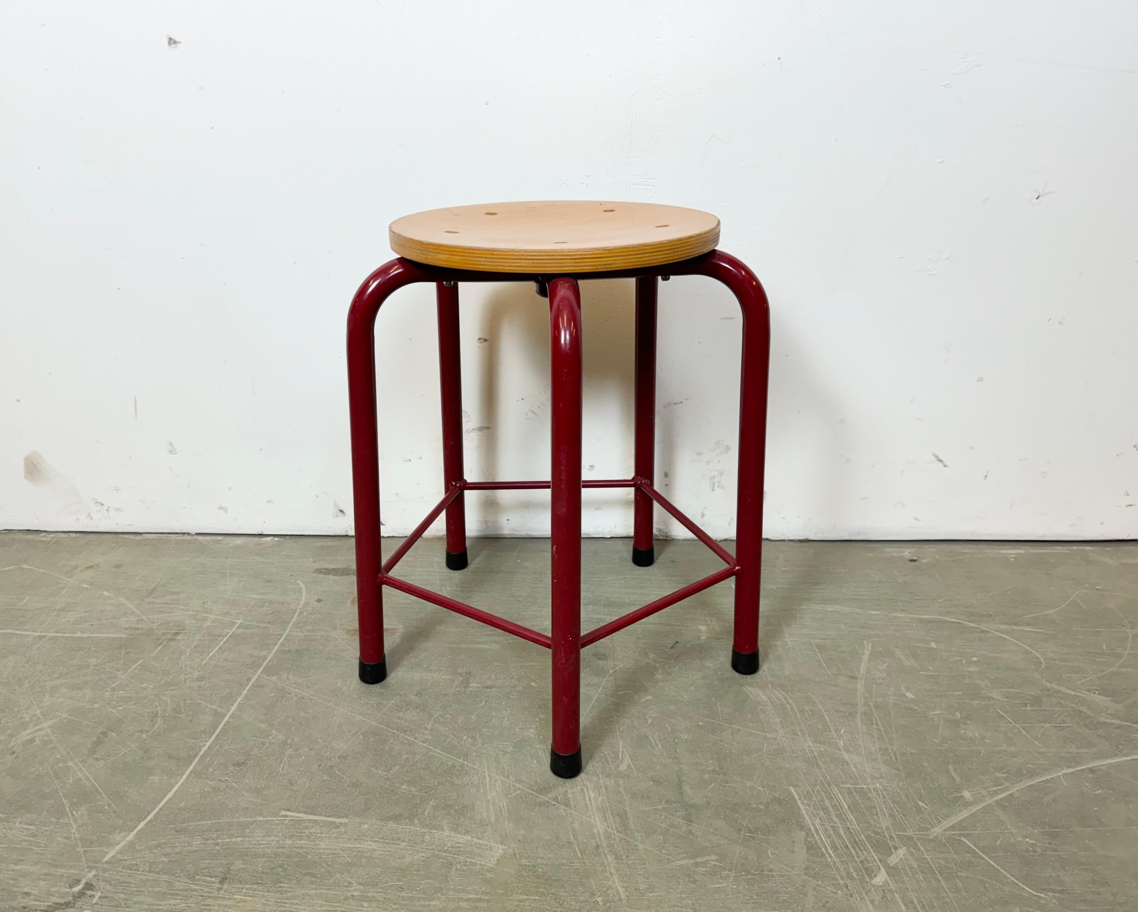 Sgabello industriale vintage a cinque gambe realizzato nei Paesi Bassi negli anni '70. Lo sgabello è composto da una struttura in ferro e da una seduta in compensato.
Misure: Altezza della seduta: 46 cm
Diametro del sedile: 30 cm
Peso: 5 kg.
