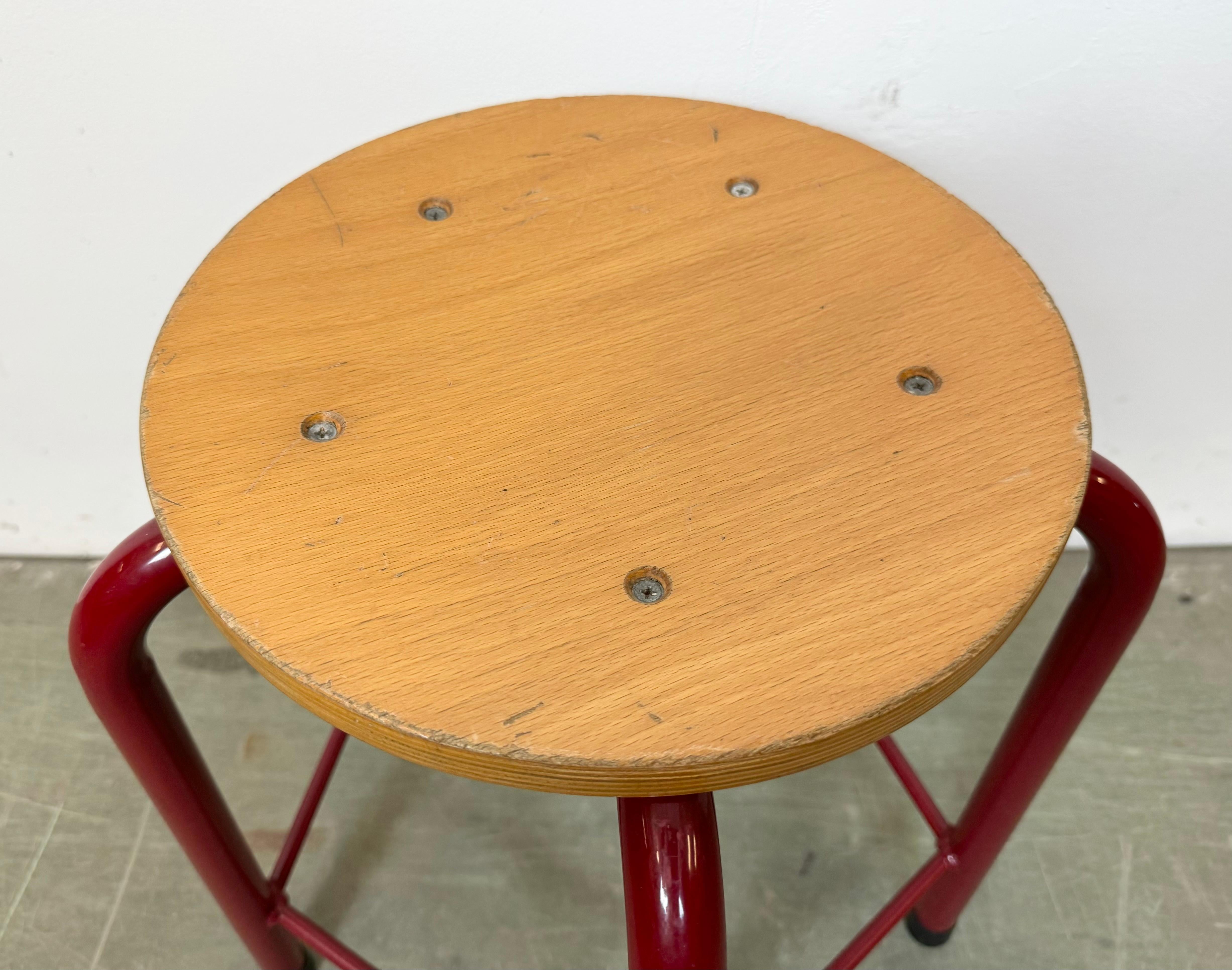 Sgabello industriale vintage per la scuola, anni '70 in vendita 1