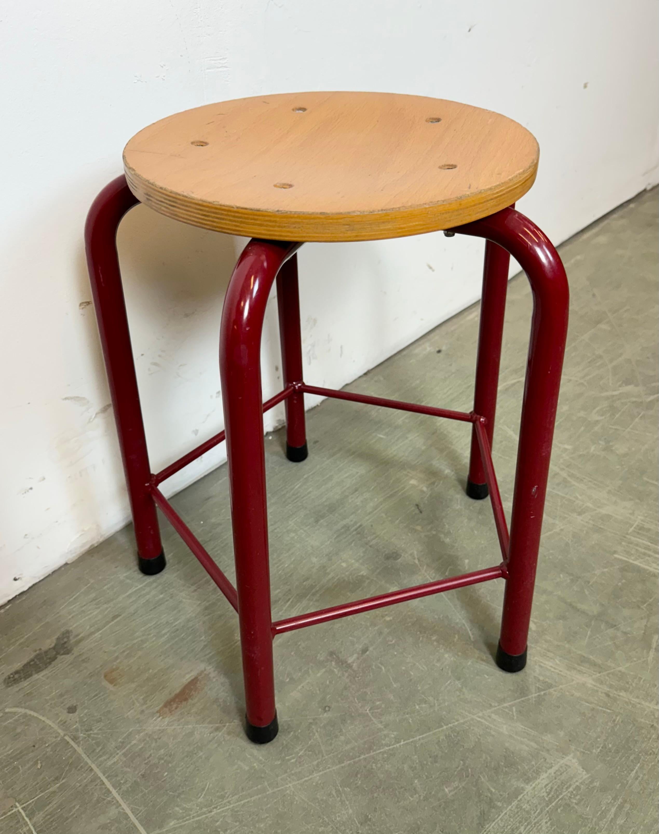 Sgabello industriale vintage per la scuola, anni '70 in vendita 2