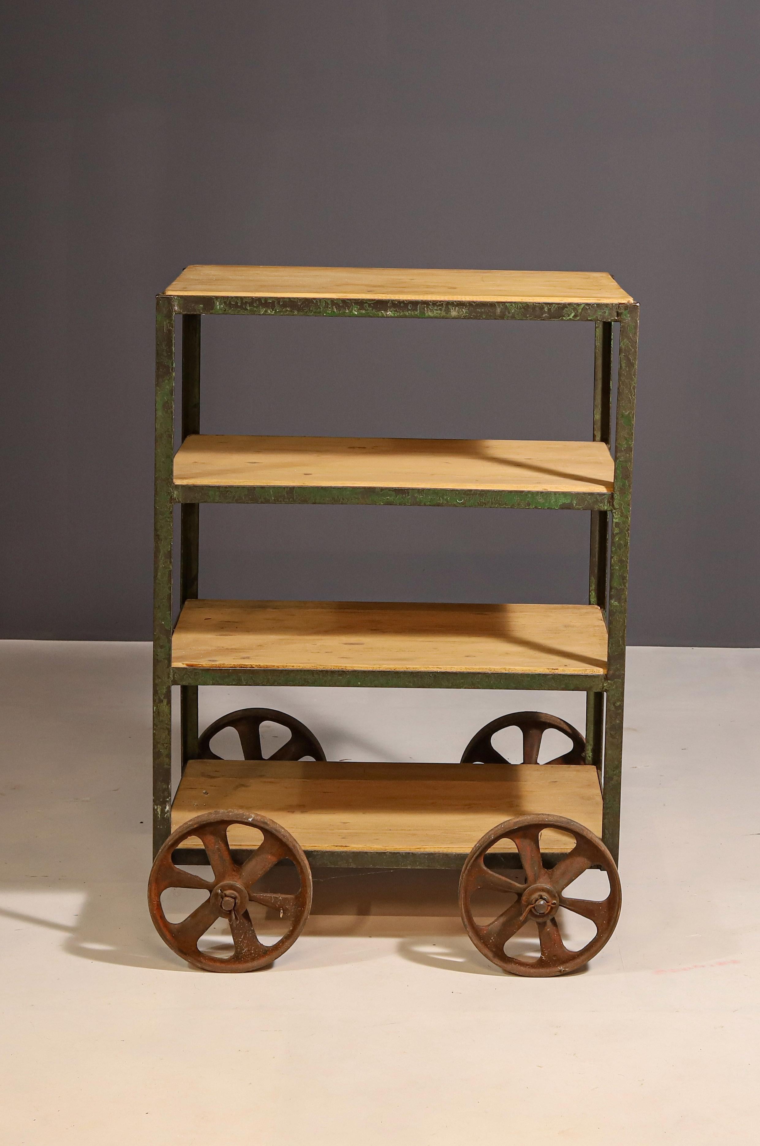 Etagère industrielle sur roulettes, fabriquée dans les années 60 dans l'ancienne Tchécoslovaquie. Convient, par exemple, comme table de service, bibliothèque ou système d'étagères dans un salon, etc. Le bois a été poncé et verni. La table est en bon